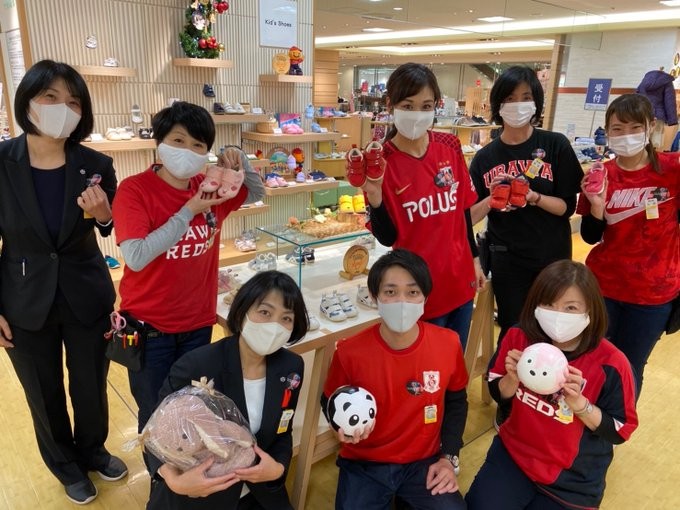 12日の湘南戦へ向けて浦和の街の人々、パートナー各社はONEHEARTバッジ(缶バッジ)を身に付け、盛り上げている