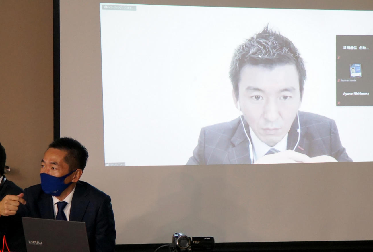 鎌倉インテルの会見にリモート出席した四方健太郎オーナー（画面）と司会の原田公樹氏