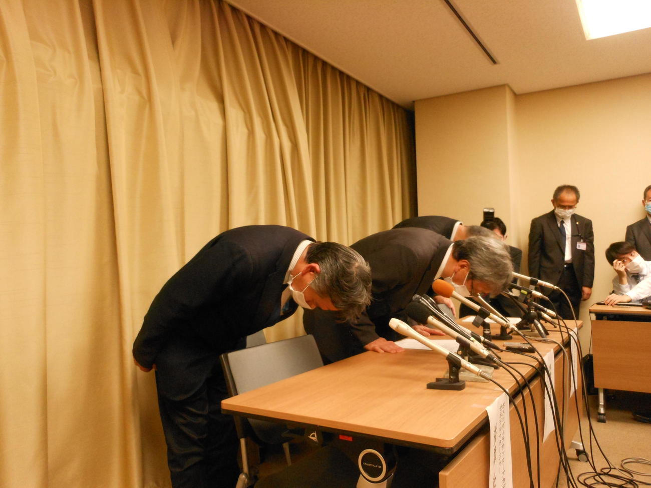 部員の飲酒問題で謝罪する奈良県立山辺高や県教育委員会などの関係者