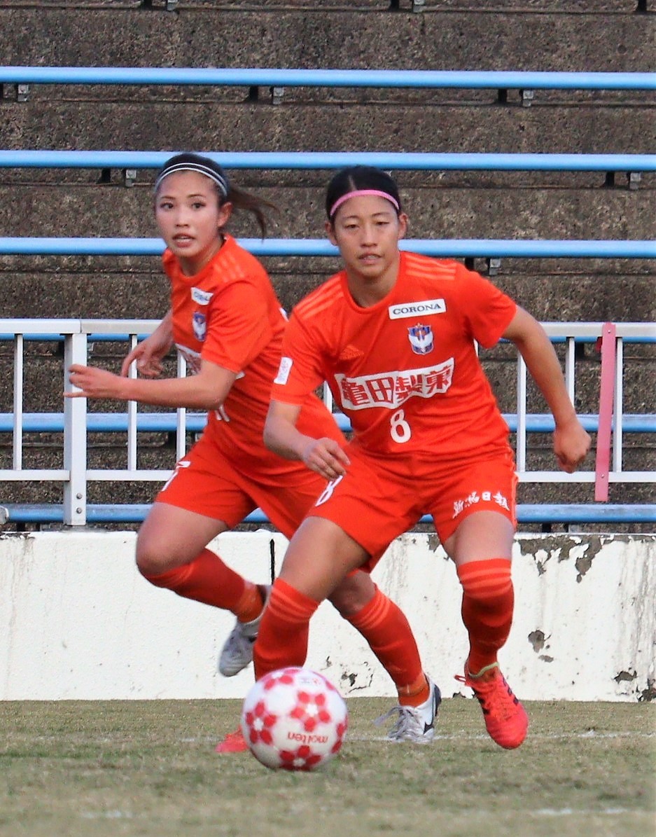 好連携をみせた新潟レディースFW石淵（右）とMF滝川（20年12月6日撮影）