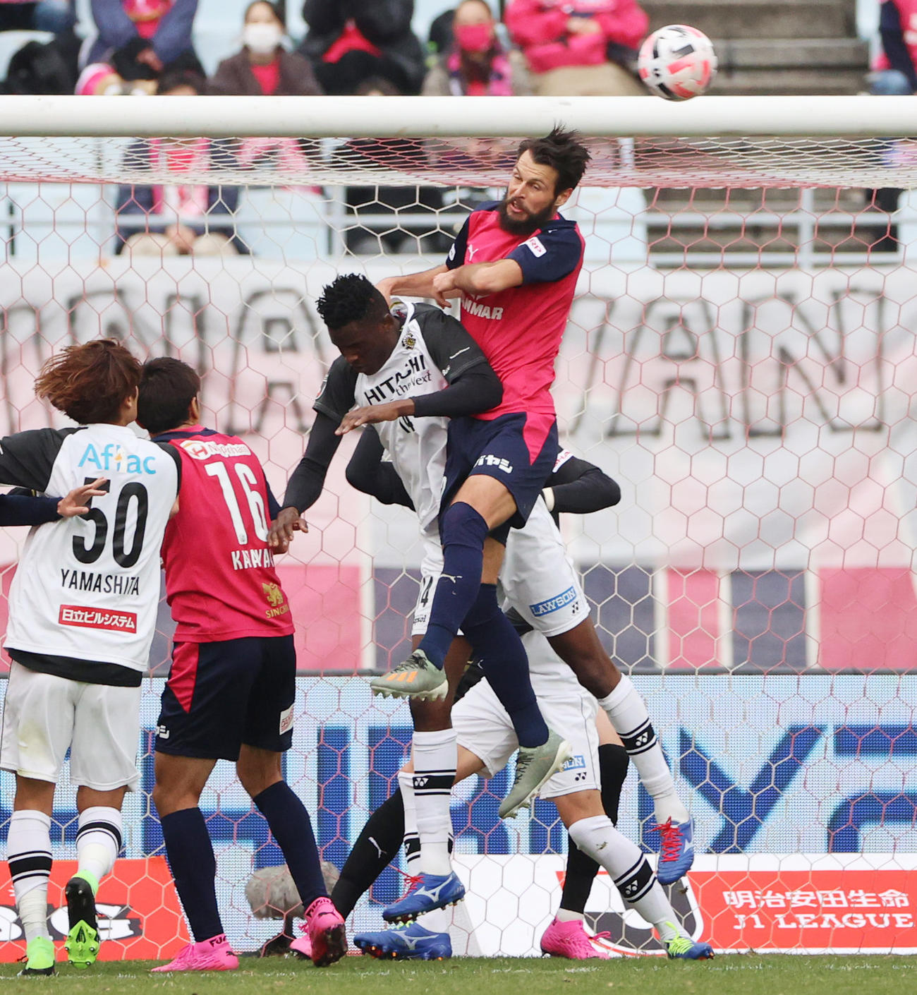 前半、ゴール前で競り合う柏FWオルンガ（中央左）（撮影・清水貴仁）