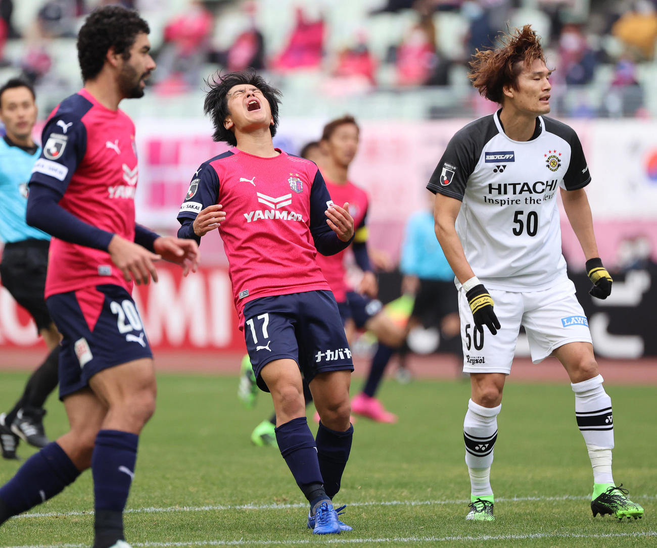 前半、シュートを外し悔しがるC大阪FW坂元達裕（中央）（撮影・清水貴仁）