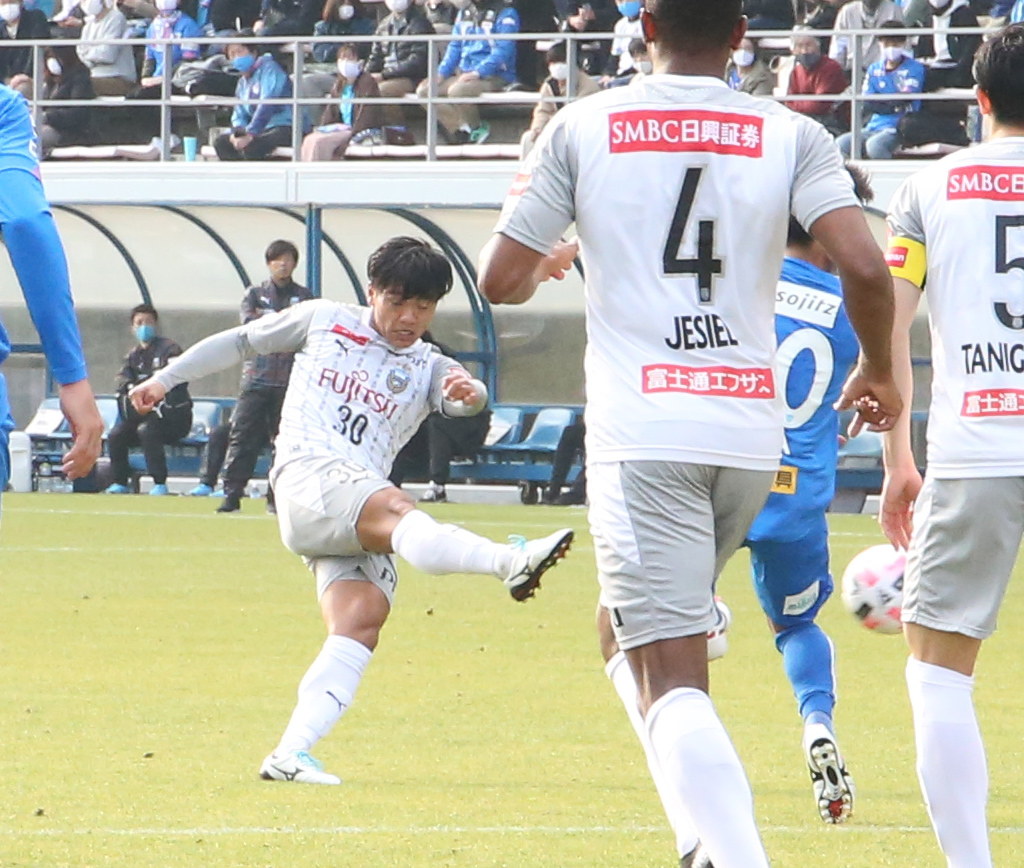 前半、ポスト直撃シュートを放つ川崎FのDF旗手怜央（撮影・菊川光一）