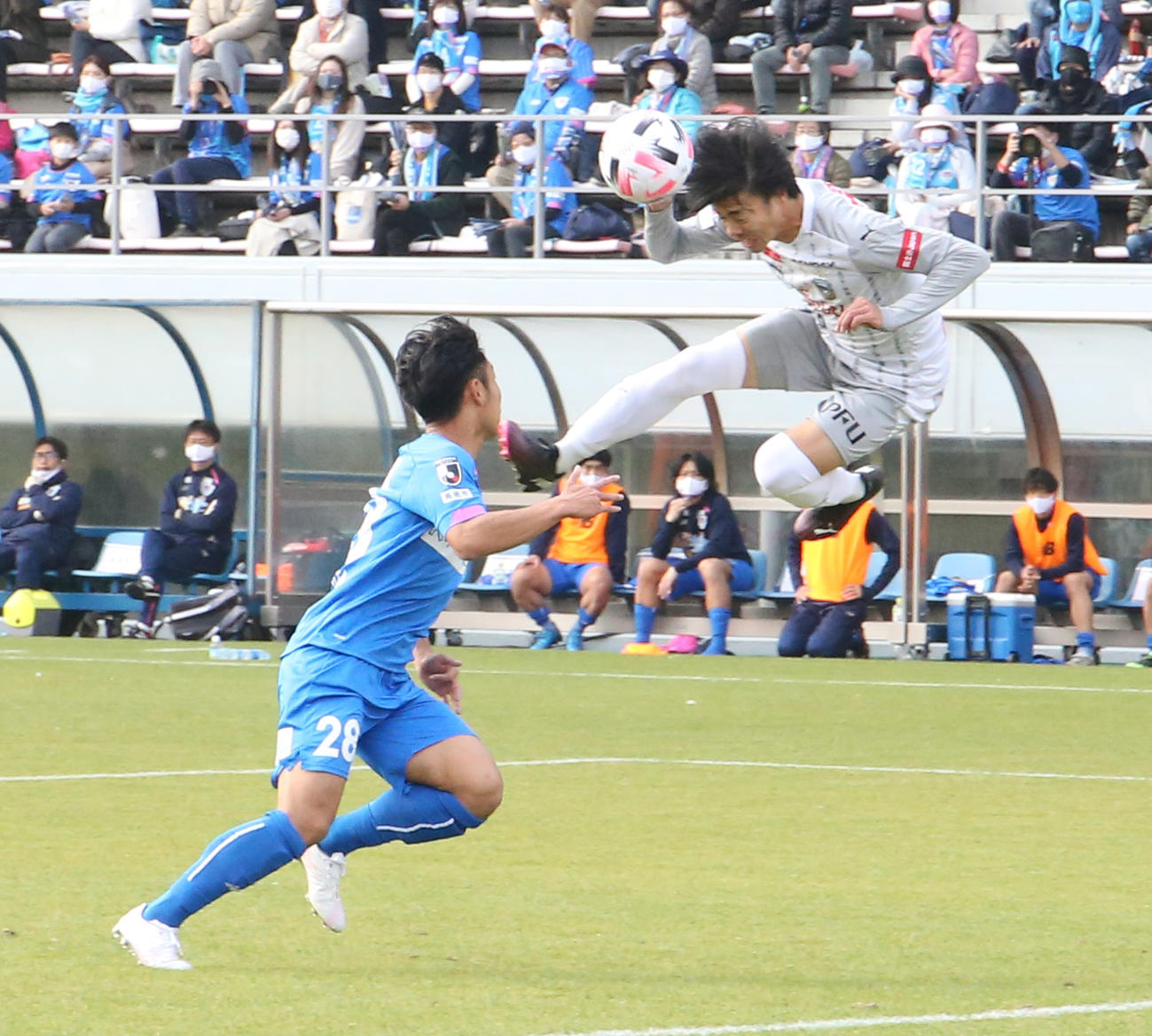 前半、ヘディングシュートする川崎FのFW三笘薫（撮影・菊川光一）