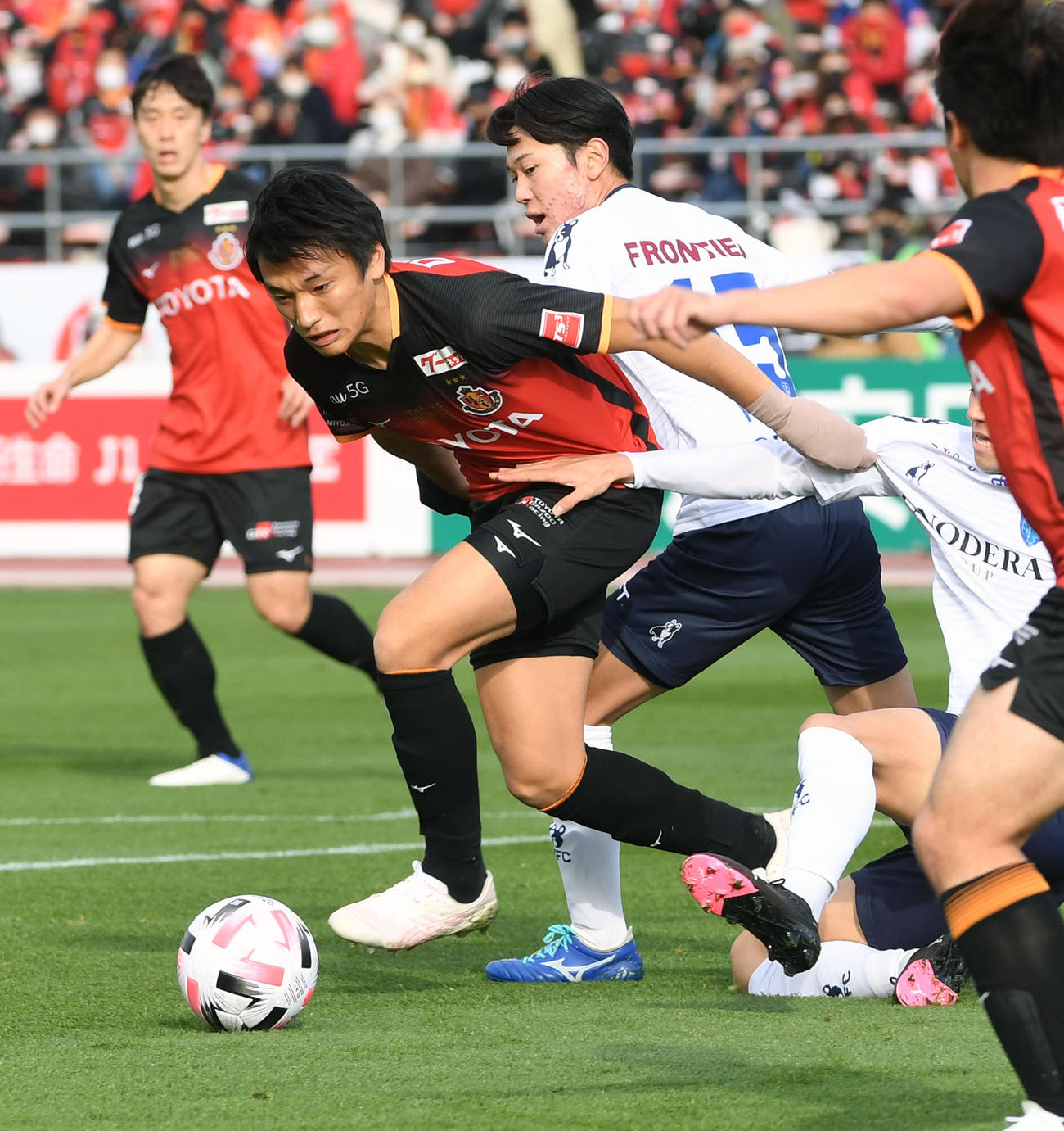 名古屋対横浜FC　前半、突破を図る名古屋DF中谷（撮影・前岡正明）