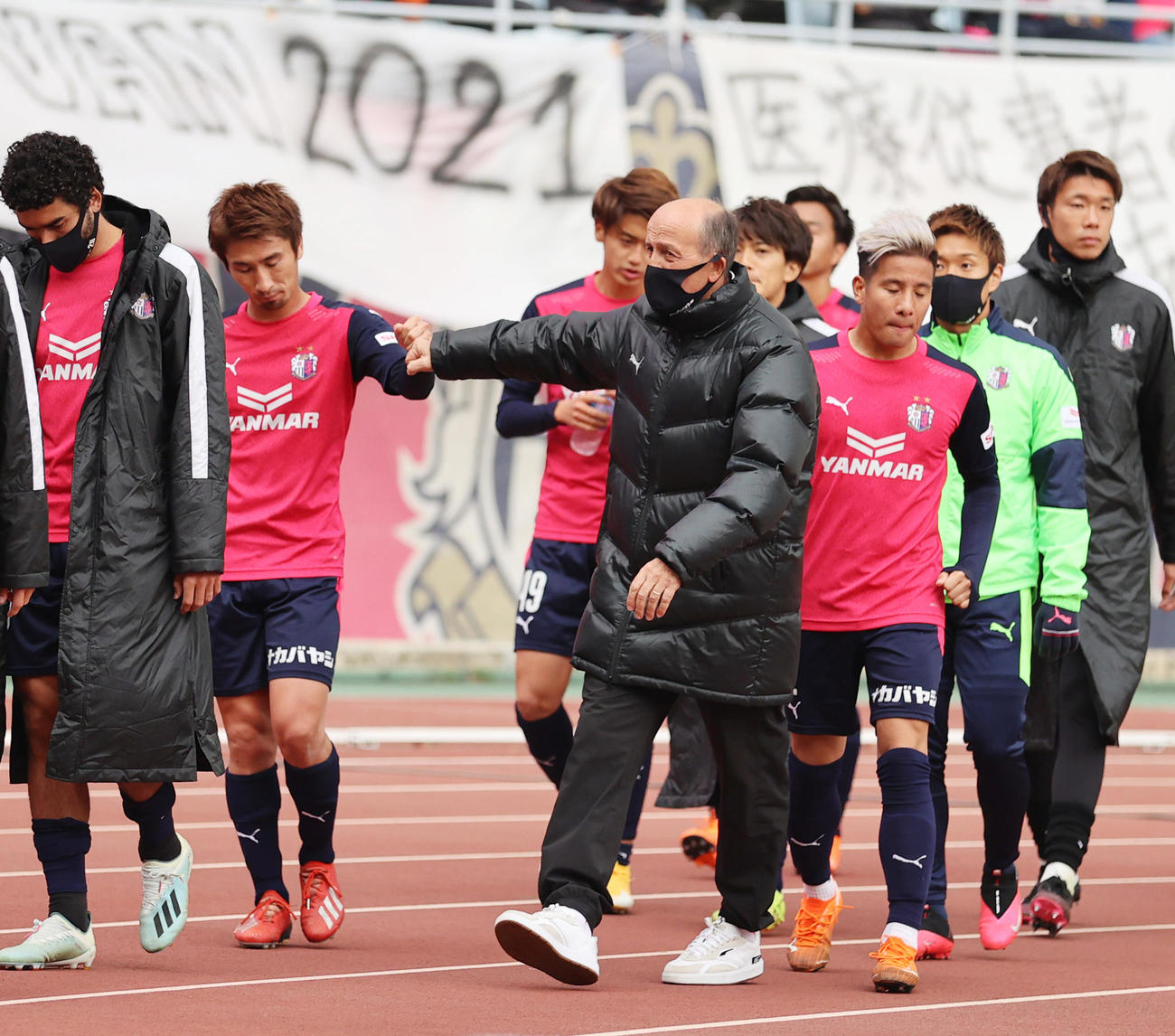 C大阪対柏　引き分けに終わり選手をねぎらうロティーナ監督（中央）（撮影・清水貴仁）
