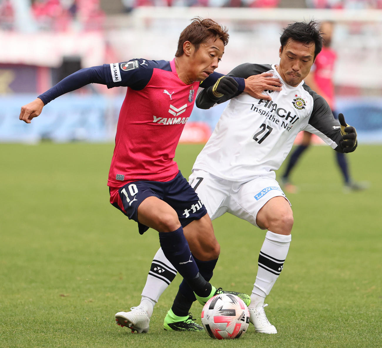 C大阪対柏　前半、柏MF三原雅俊（右）と競り合うC大阪FW清武弘嗣（撮影・清水貴仁）