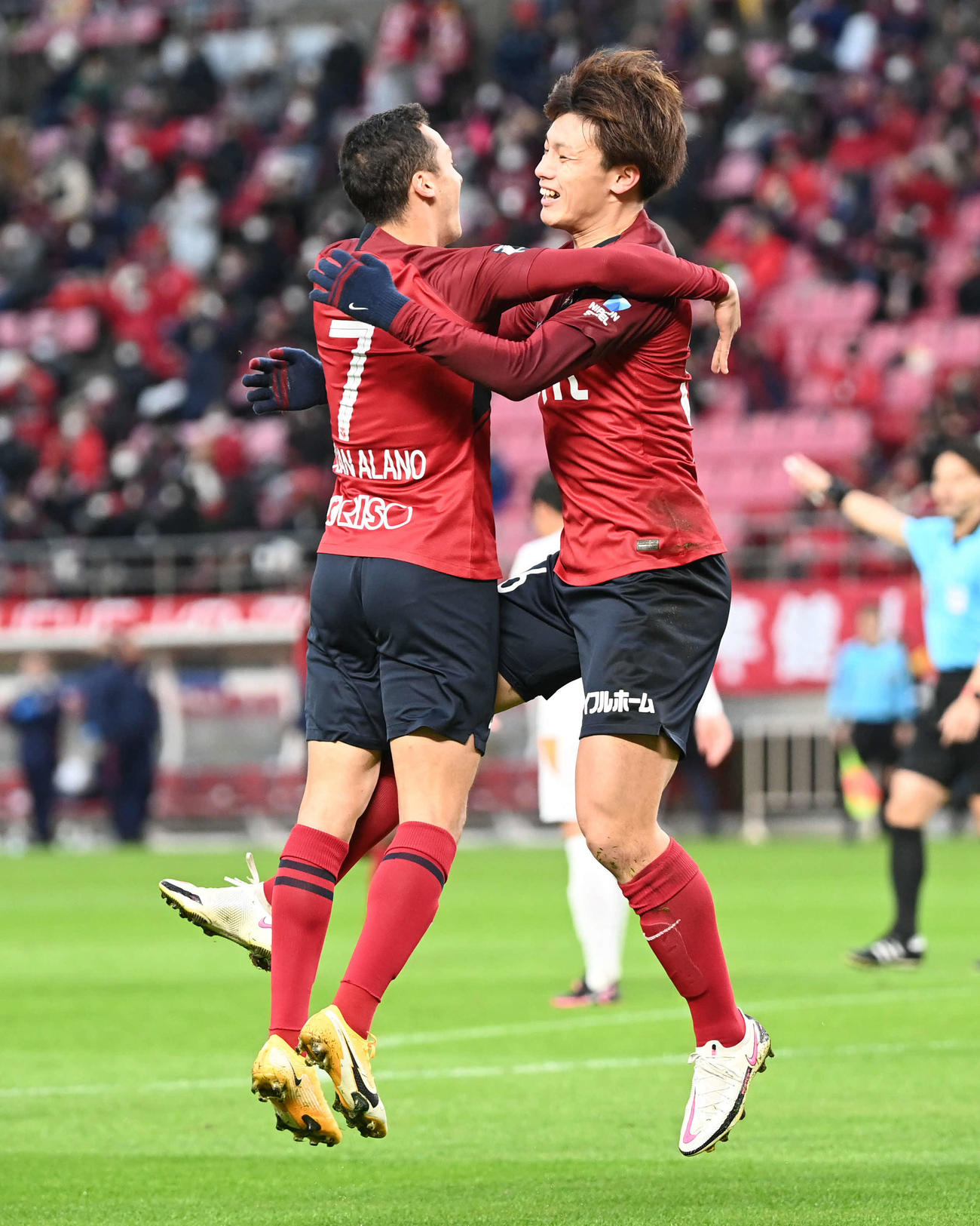 鹿島対清水　前半、先制点を決めた鹿島FW上田（右）はファン・アラーノに抱きついて喜ぶ（撮影・山崎安昭）