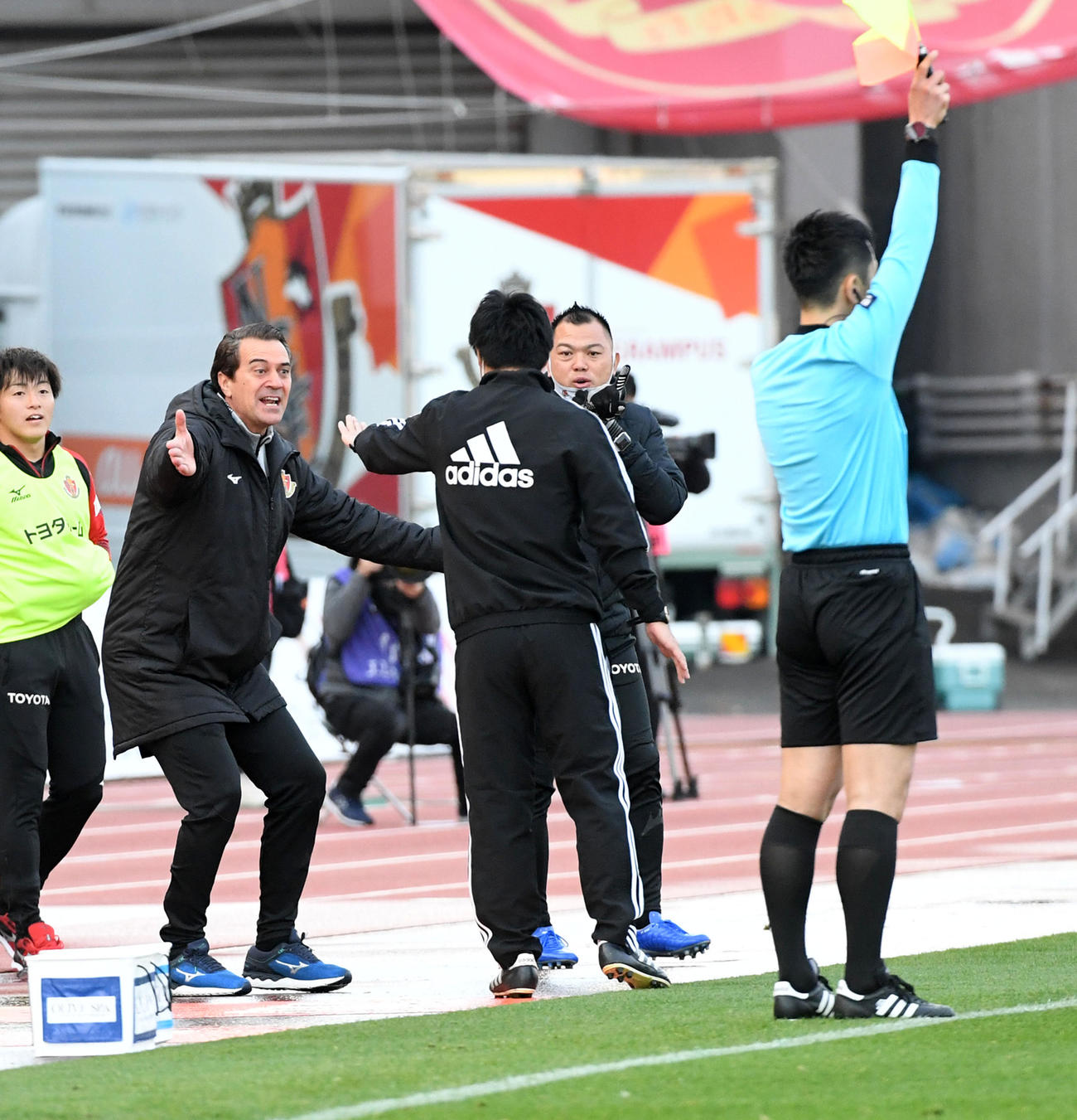 名古屋対横浜FC　後半、PKが取り消され猛抗議する名古屋フィッカデンティ監督（左）（撮影・前岡正明）
