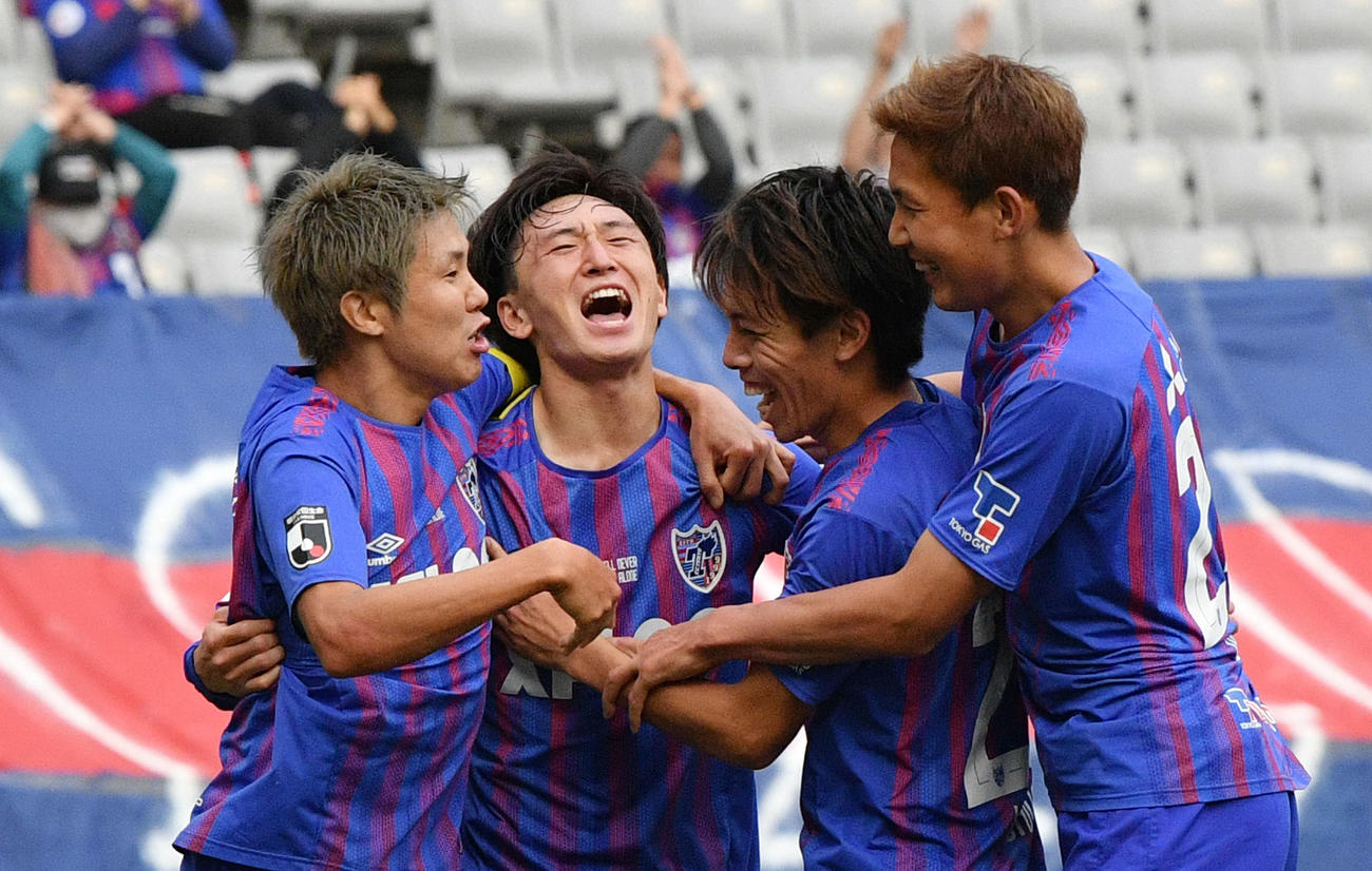 東京対広島　後半、先制のゴールを決めた東京DF中村帆高（左から2人目）はイレブンから祝福される（撮影・滝沢徹郎）