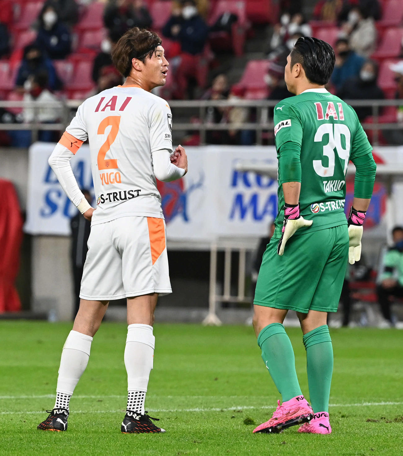 鹿島対清水　前半、2失点した清水GK大久保（右）は立田と話し込む（撮影・山崎安昭）