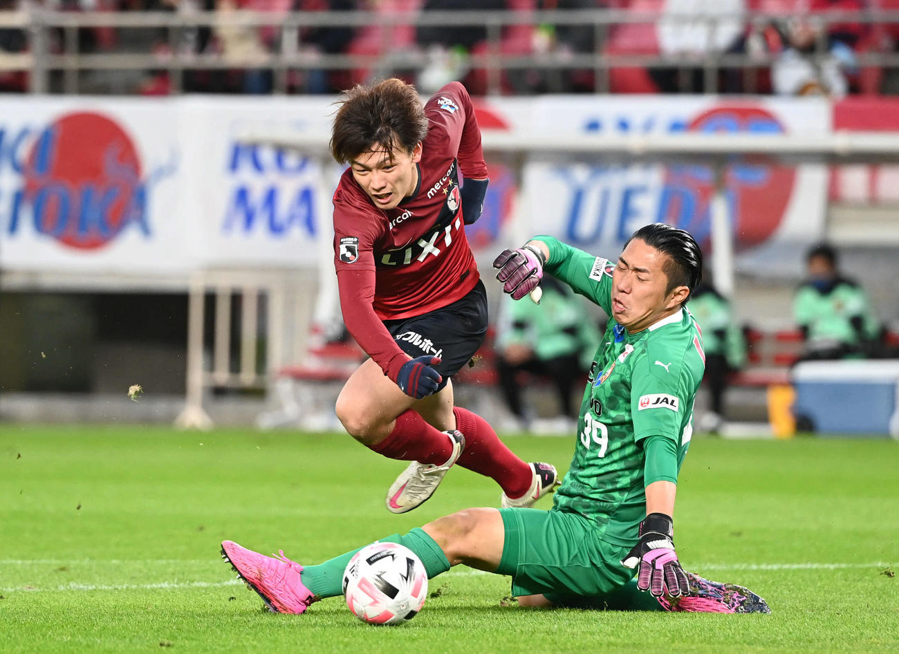 鹿島対清水　前半、鹿島FW上田綺世（左）はGK大久保をかわして2点目を奪う（撮影・山崎安昭）