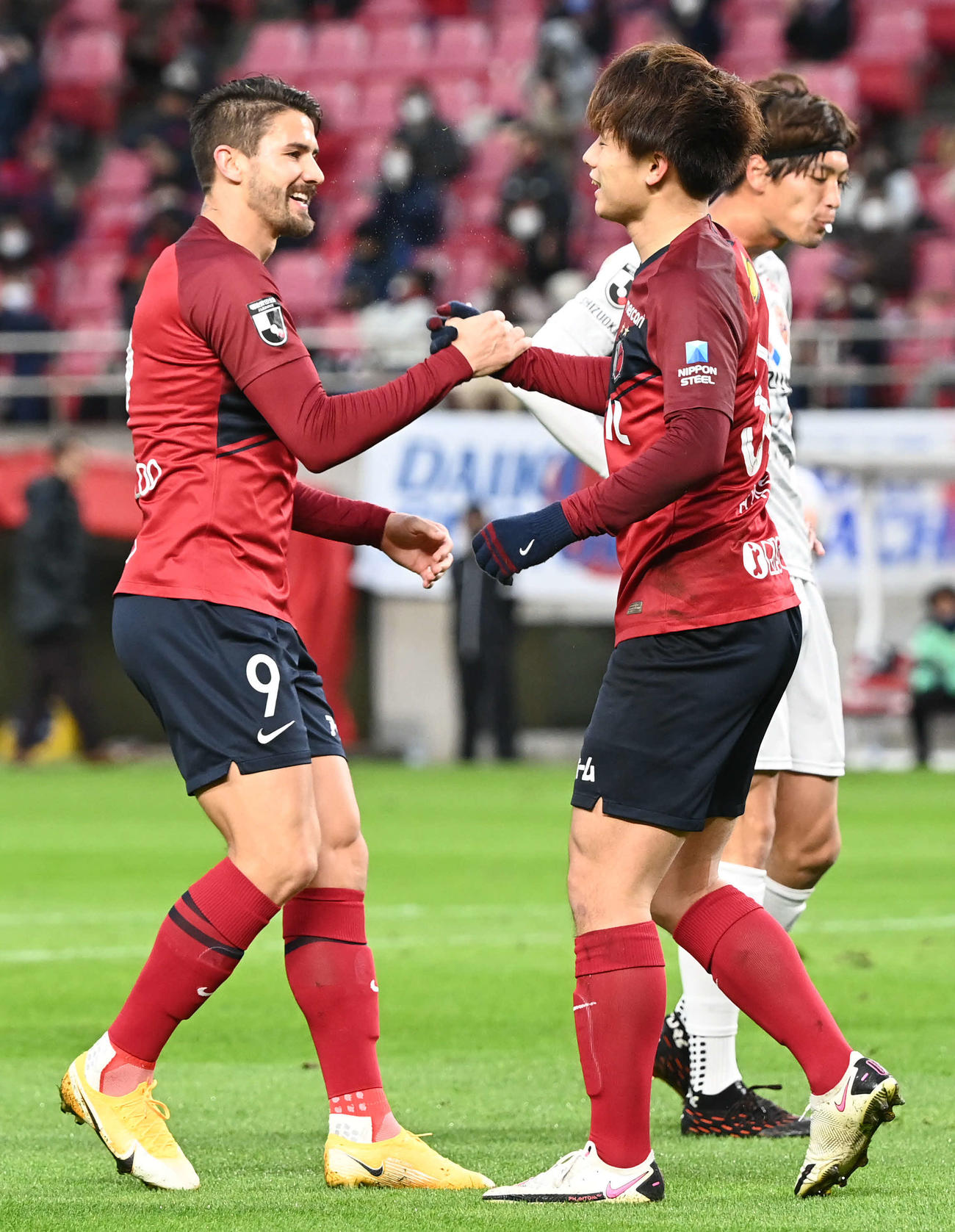 鹿島対清水　前半、2点目を決めた鹿島FW上田綺世（中央）はエヴェラウドと握手（撮影・山崎安昭）