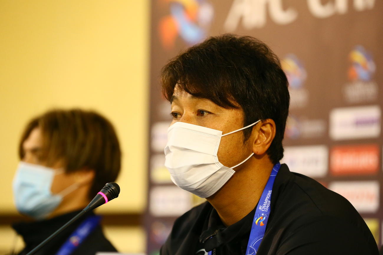 ACLの公式会見に臨む神戸三浦監督、左奥はDF酒井（C）VISSEL　KOBE