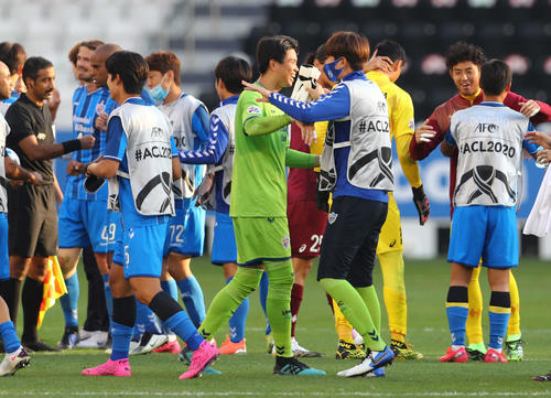 神戸対蔚山 延長の末に勝利して決勝進出を決めて喜ぶ蔚山イレブンと、肩を落とす神戸イレブン(ロイター)