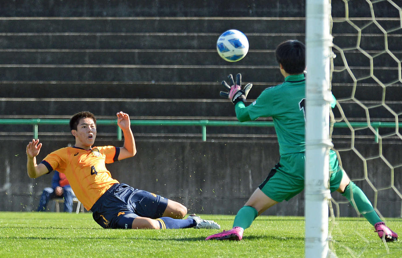 前半30分、追加点を決める藤枝明誠DF増田