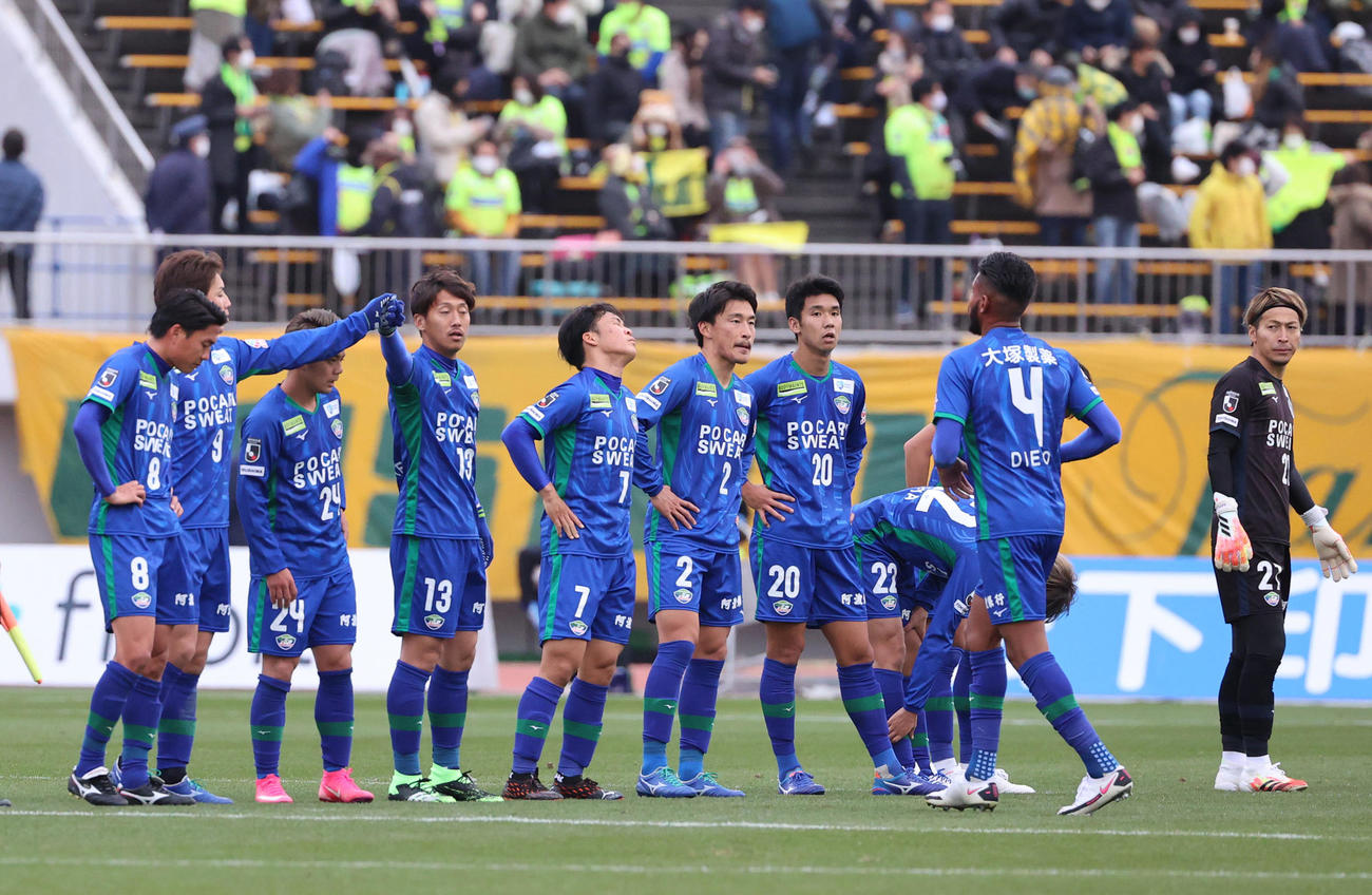 徳島対千葉　引き分けで試合を終え整列する徳島の選手たち（撮影・清水貴仁）