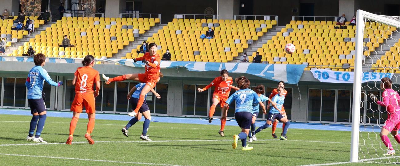 0－1の後半21分、ヘディングで同点弾を決めたMF川村（左から3人目）