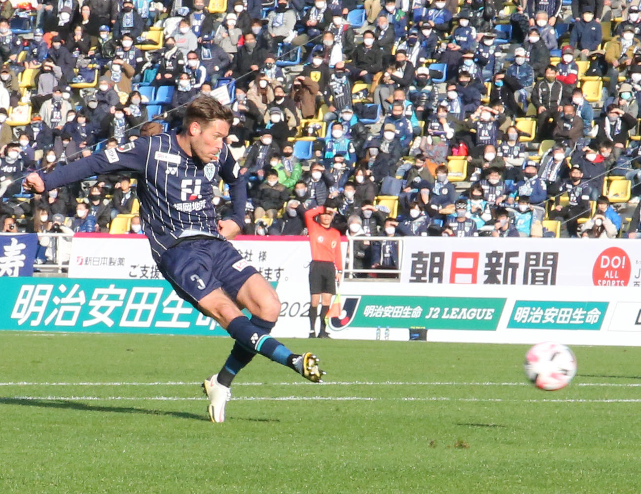 福岡対京都　後半18分、先制点を決める福岡DFエミル・サロモンソン（撮影・菊川光一）