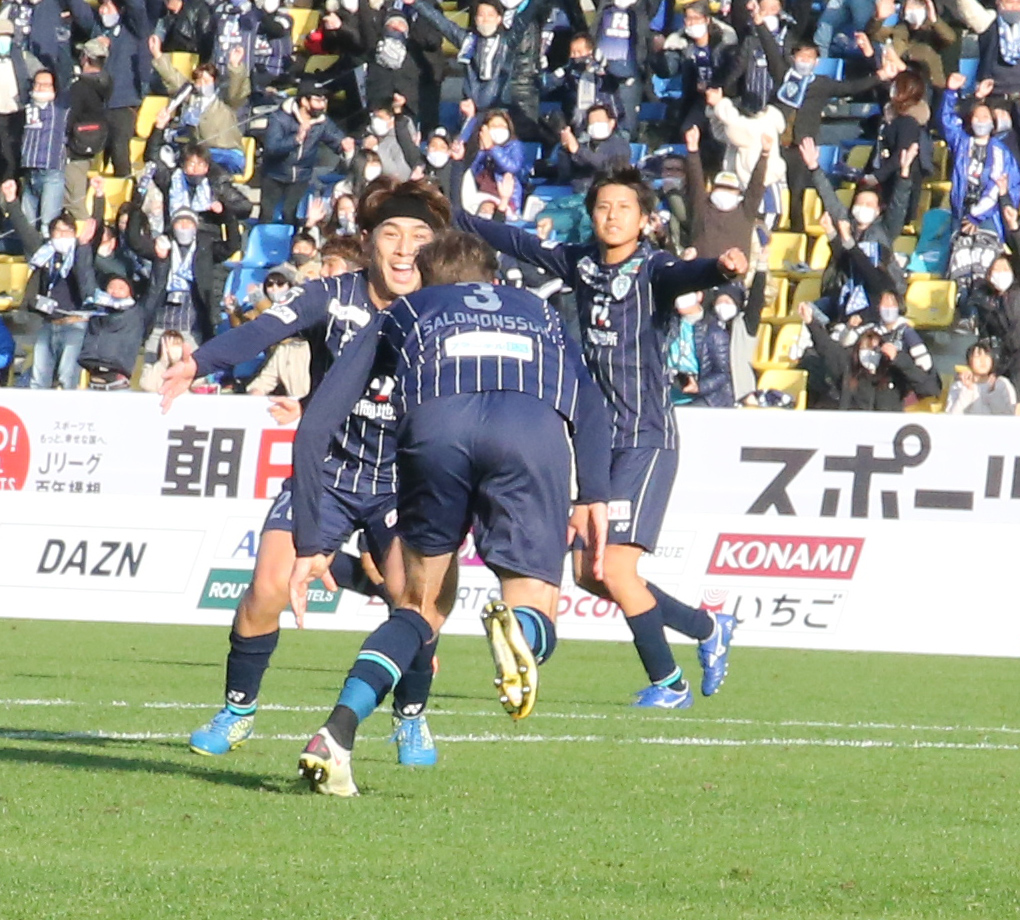 福岡対京都　後半18分、DFエミル・サロモンソン（手前）の先制点を喜ぶ福岡の選手たち（撮影・菊川光一）