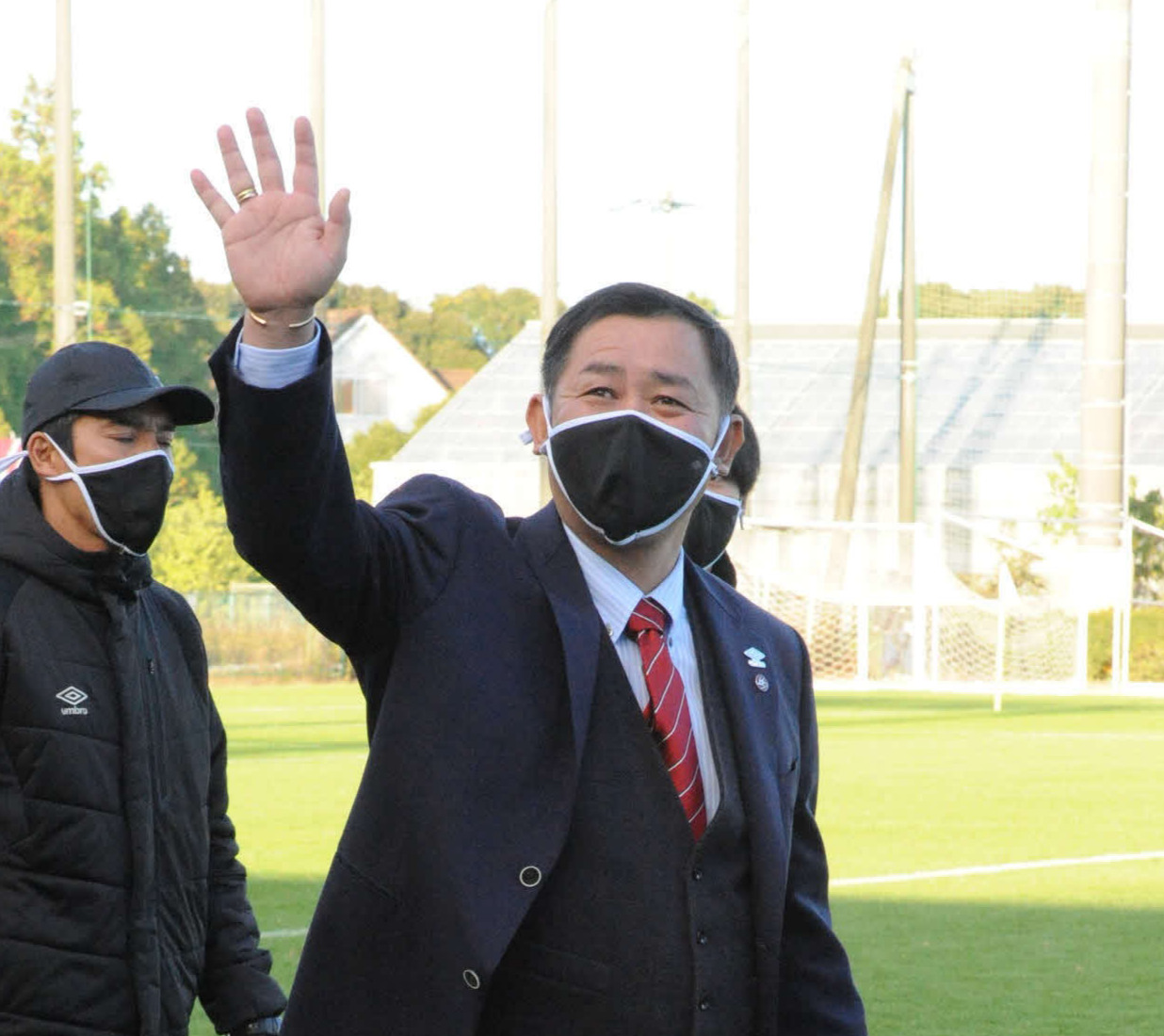 声援に手を振ってこたえるホンダFCの井幡監督（20年11月29日撮影）