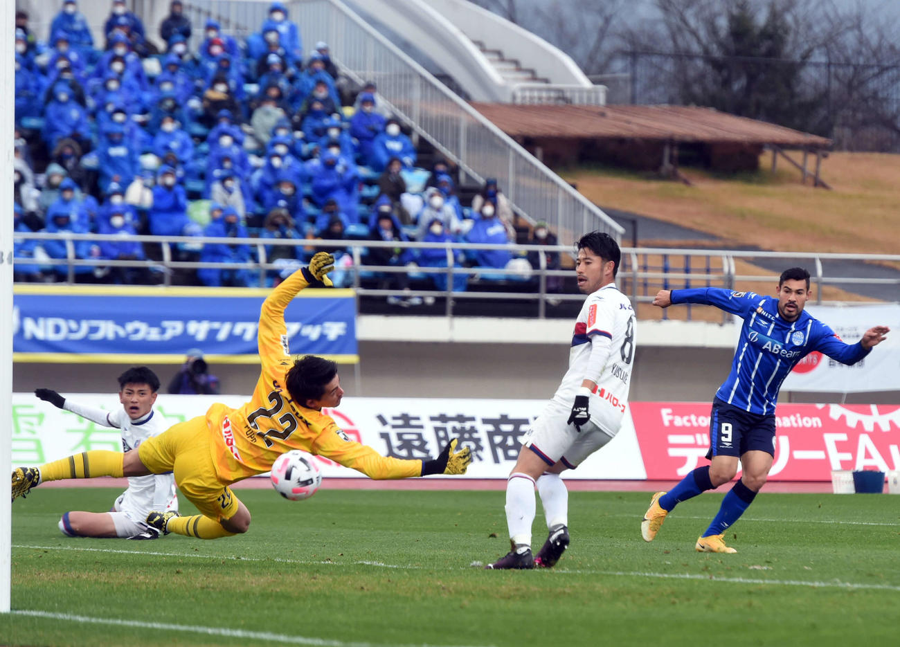 山形対岡山　前半19分、チーム2点目のゴールを決める山形FWアラウージョ