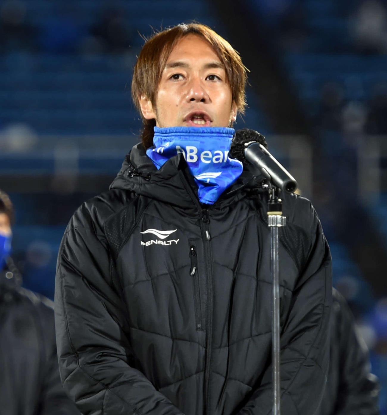 セレモニーであいさつする山形MF本田