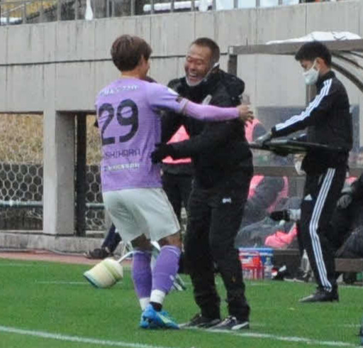 後半42分、藤枝の星原はゴールにつながるアシストを決め、石崎監督と抱き合う