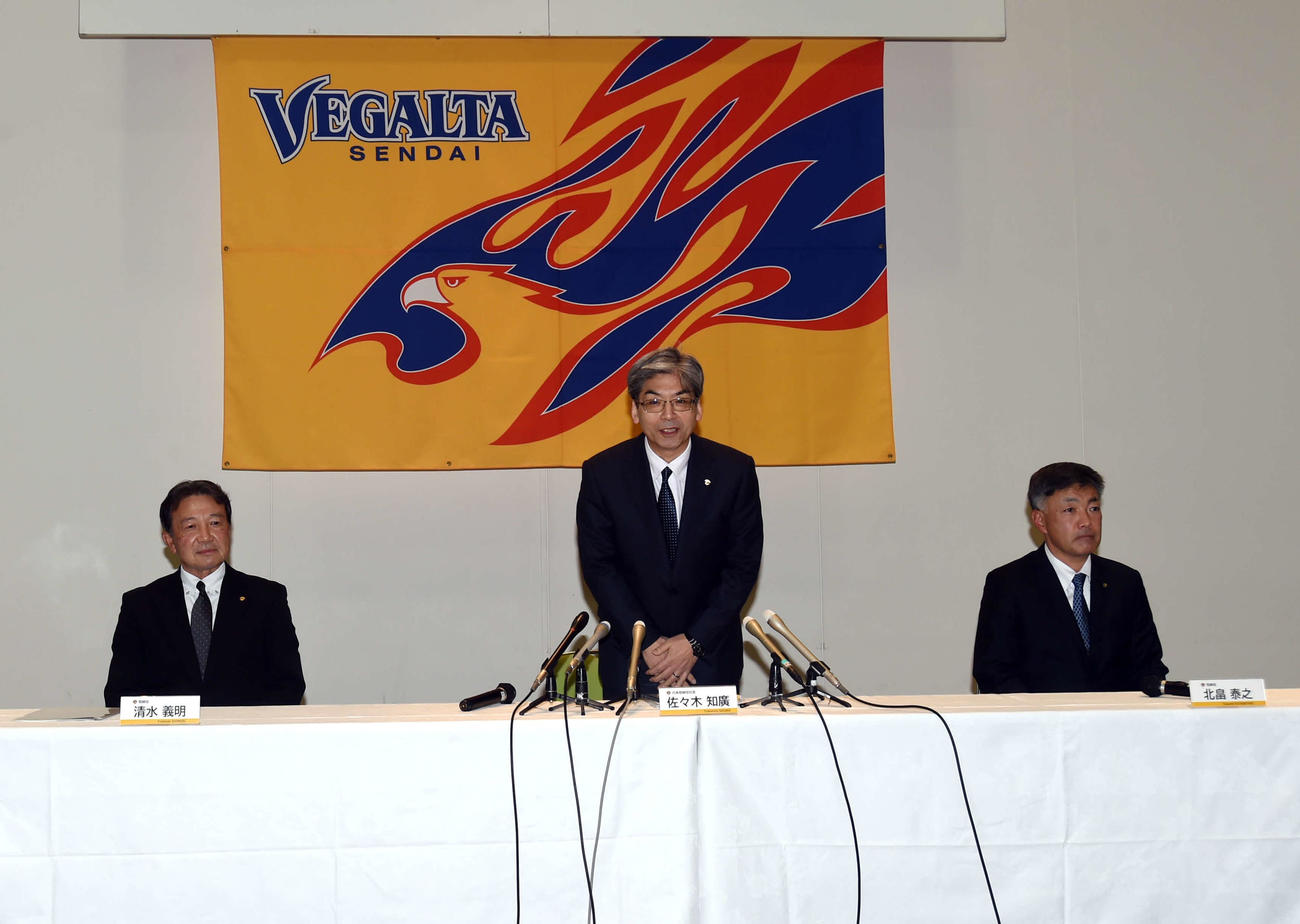 臨時株主総会、取締役会後の記者会見出席者。左から清水新取締役、佐々木新社長、北畠新取締役（撮影・相沢孔志）