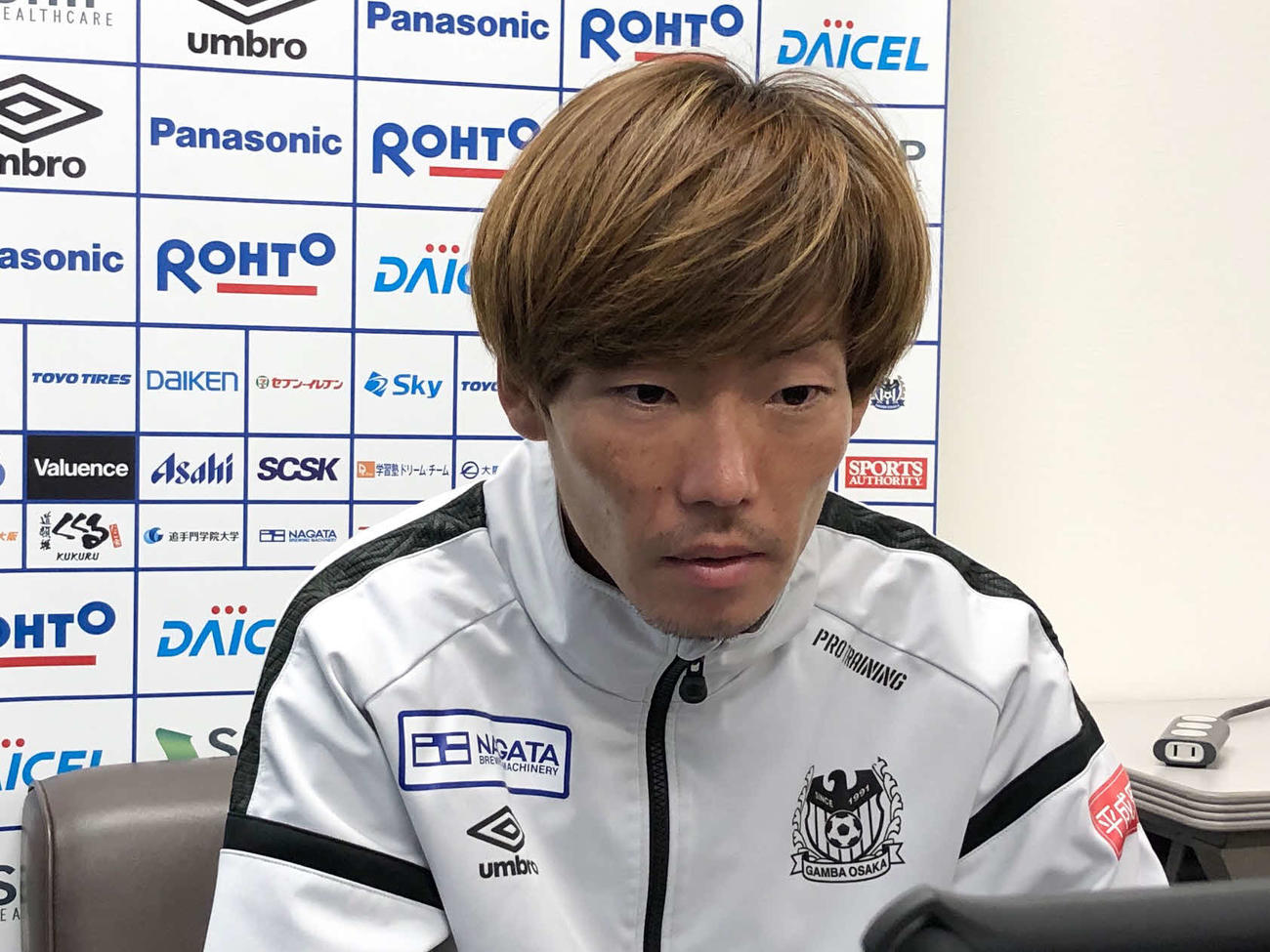 取材対応するG大阪藤春（C）GAMBAOSAKA
