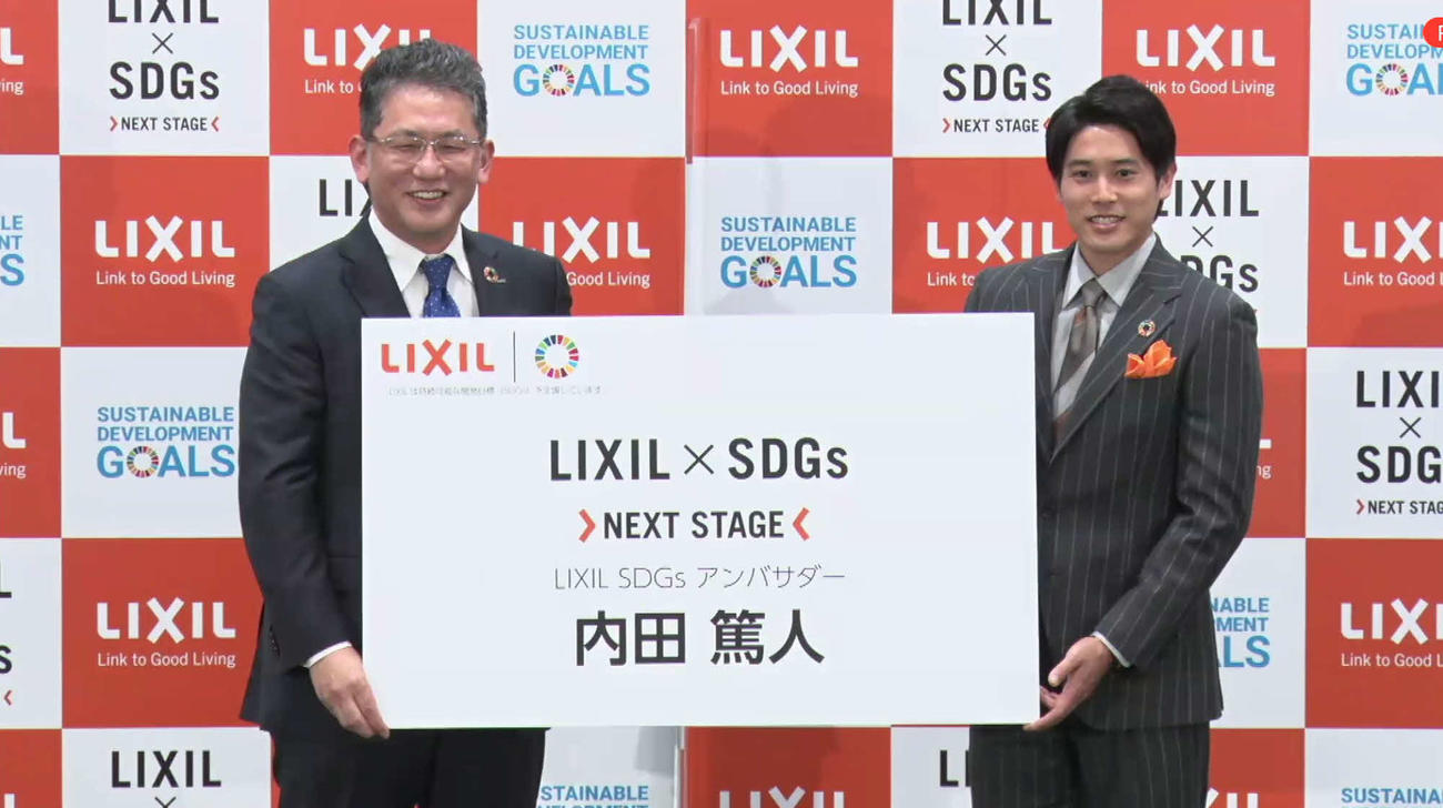 リクシルの瀬戸欣哉社長（左）と、内田篤人氏