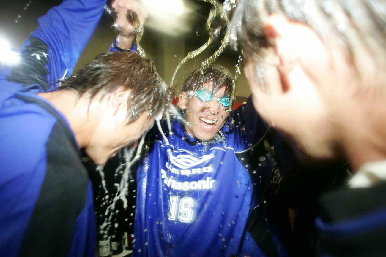 05年、G大阪で優勝しビールを掛け合う大黒将志