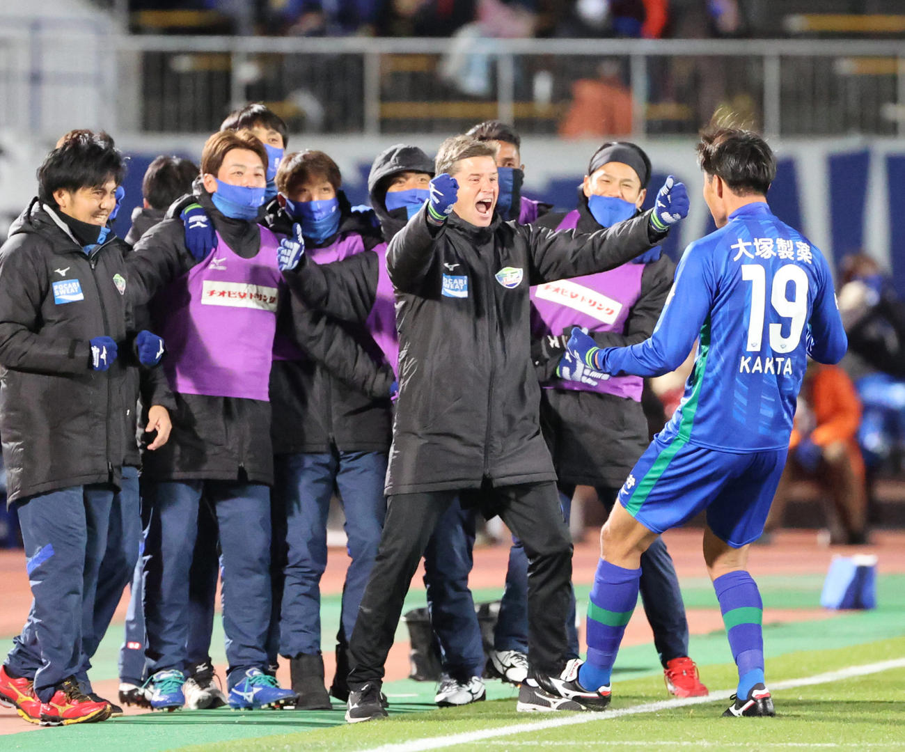 徳島対大宮　前半、先制点を決めた徳島FW垣田（右）と喜び合うロドリゲス監督（中央）（撮影・清水貴仁）
