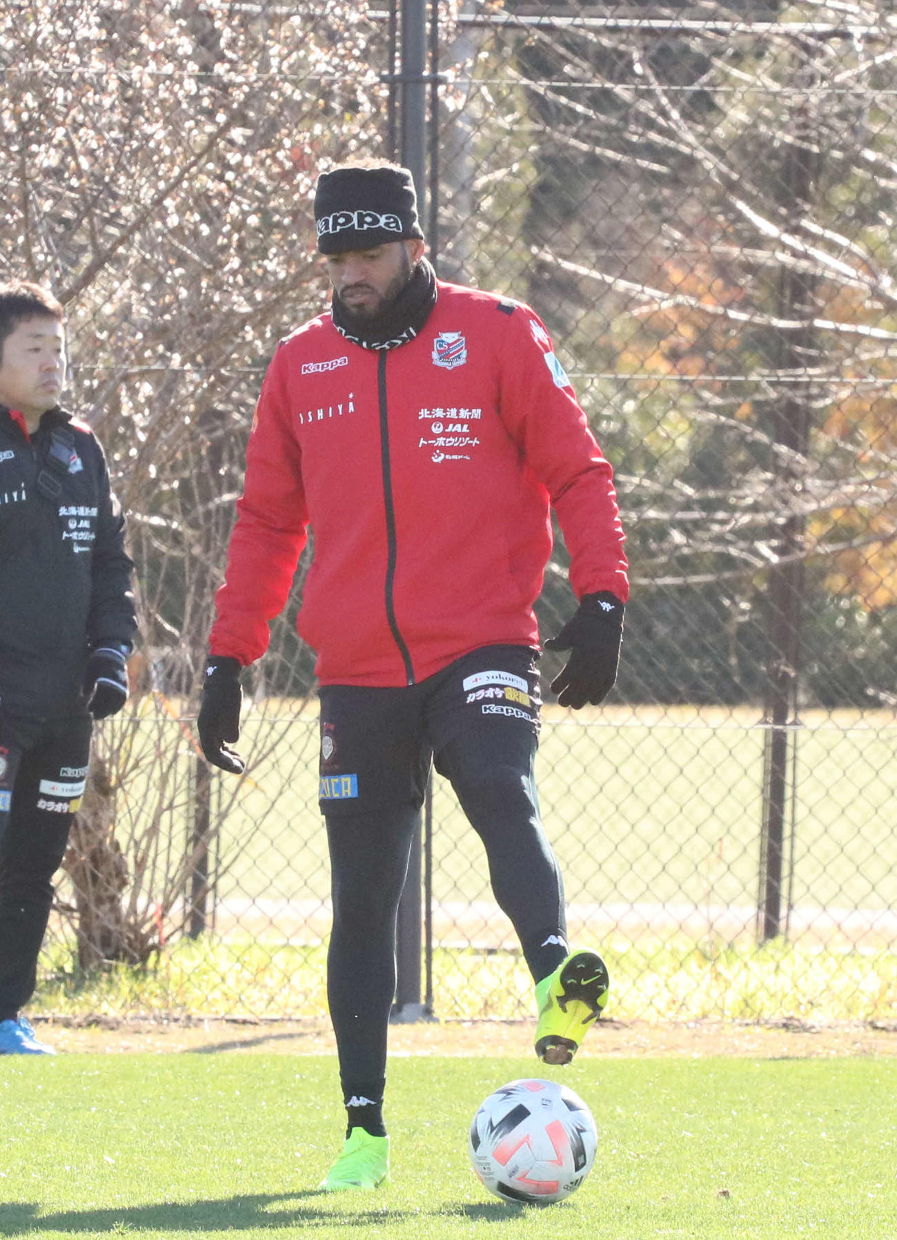 リラックスした表情でボール回しをする札幌FWロペス（撮影・浅水友輝）