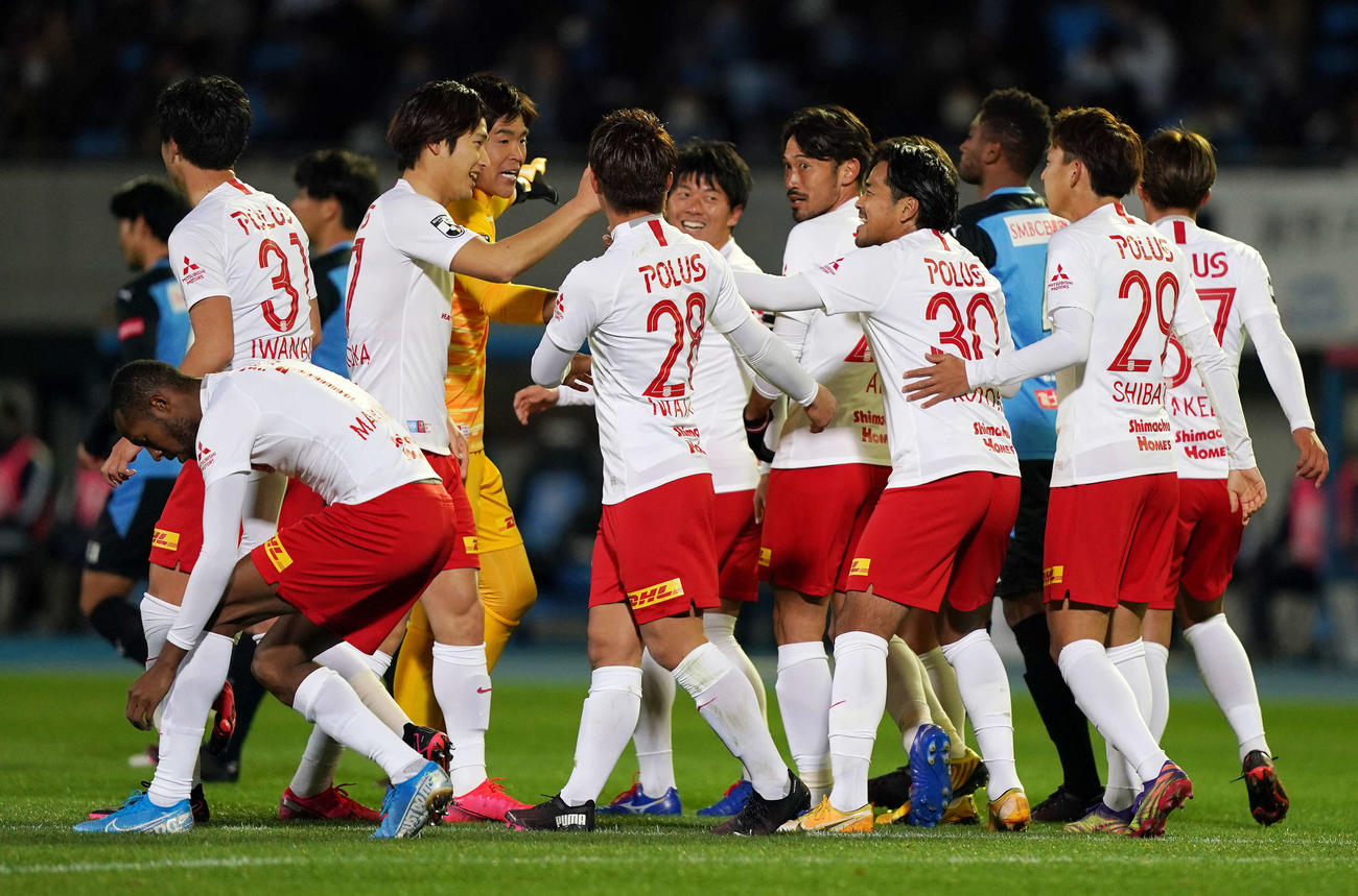 川崎F対浦和　前半、FW興梠（右から4人目）がPKで先制ゴールを決め祝福する浦和イレブン（撮影・江口和貴）