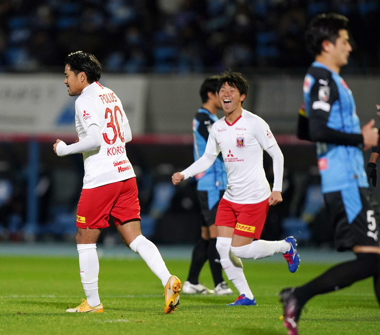 川崎F対浦和　前半、PKで先制ゴールを決めた浦和FW興梠（左）（撮影・江口和貴）