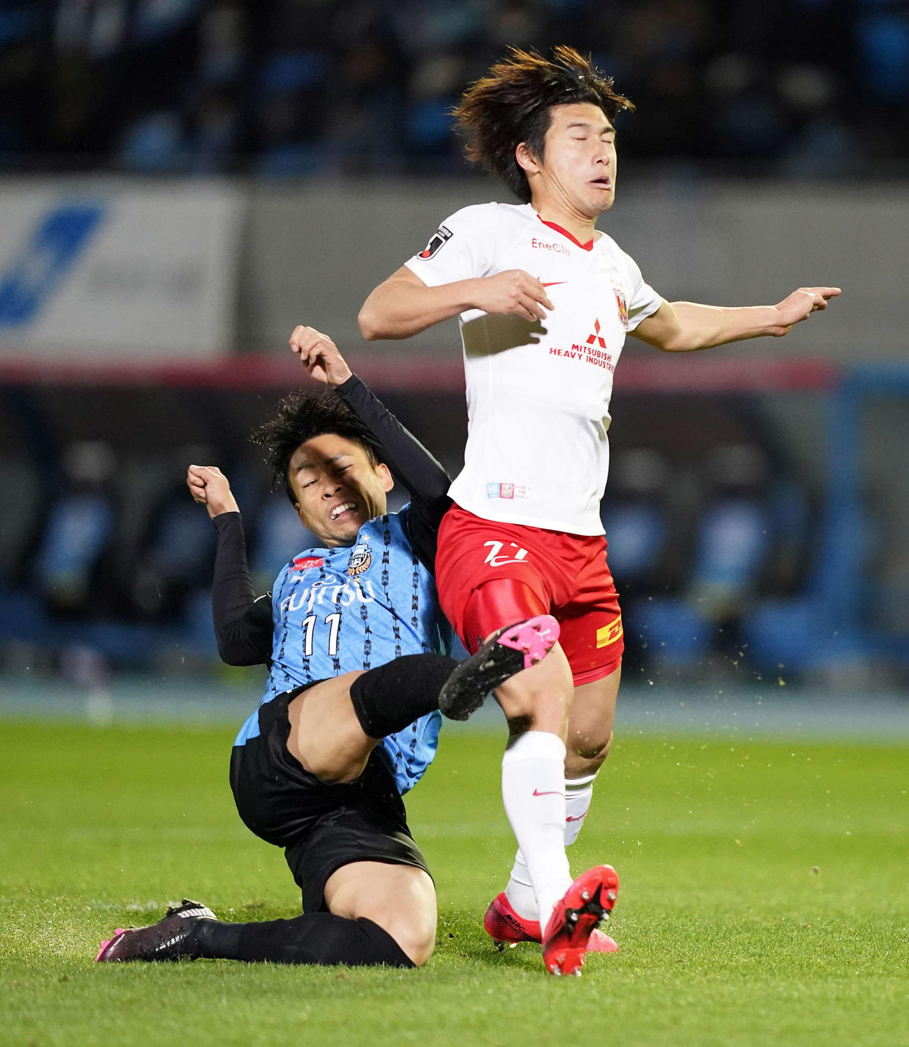 川崎F対浦和　後半、ゴールを決める川崎F・FW小林（左）。右は浦和DF橋岡（撮影・江口和貴）