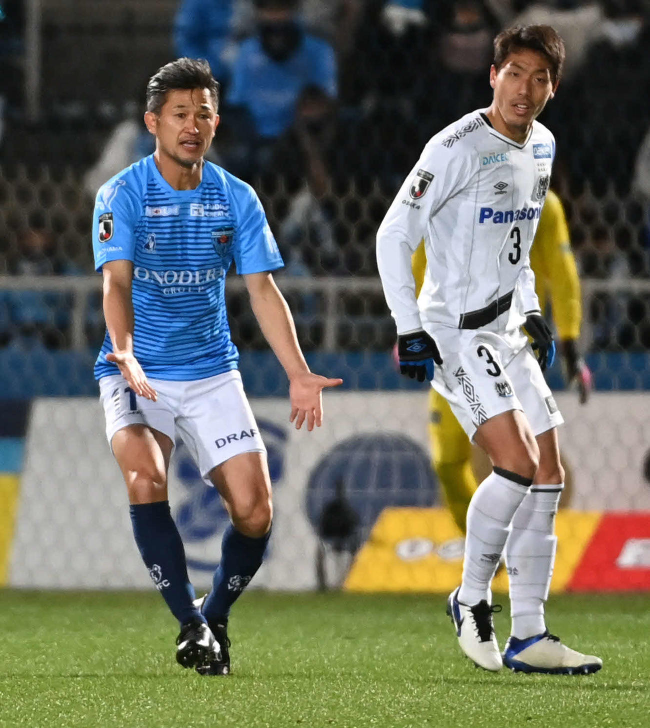 横浜FC対G大阪　後半、ボールを要求する横浜FC・FWカズ。右はG大阪DF昌子（撮影・山崎安昭）