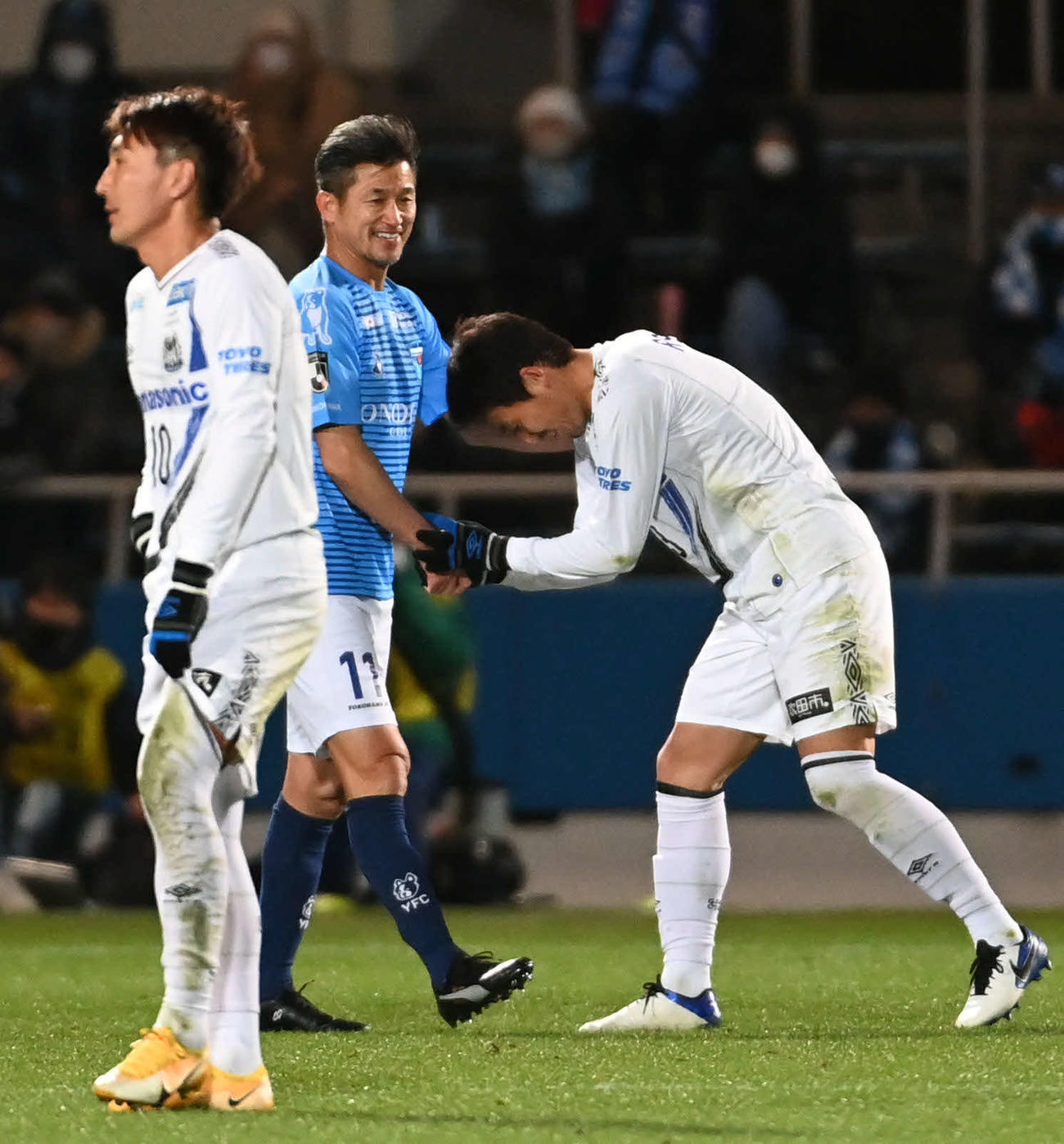 横浜FC対G大阪　後半、途中出場した横浜FC・カズ（中央）はG大阪DF昌子と握手する（撮影・山崎安昭）