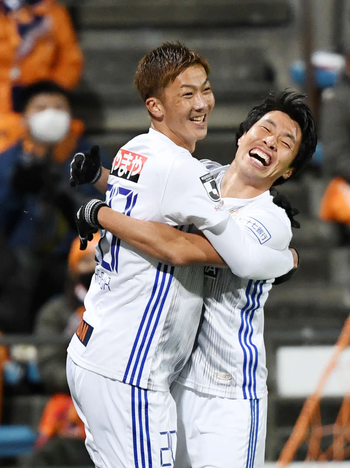 清水対仙台　前半、先制ゴールを決め仙台FW長沢（左）と抱き合うDF蜂須賀（撮影・横山健太）