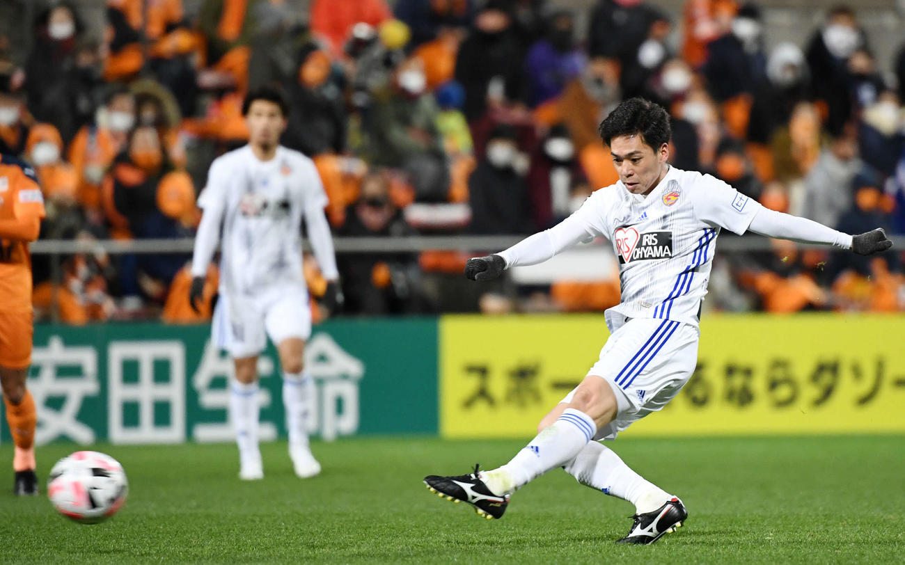 清水対仙台　前半、ゴールを決める仙台MF松下（撮影・横山健太）