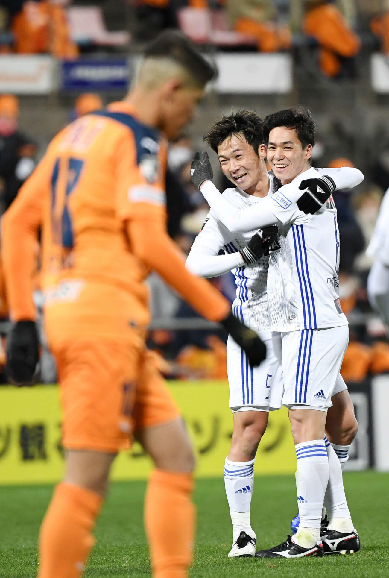 清水対仙台　前半、ゴールを決め笑顔を見せる仙台MF松下（右）（撮影・横山健太）