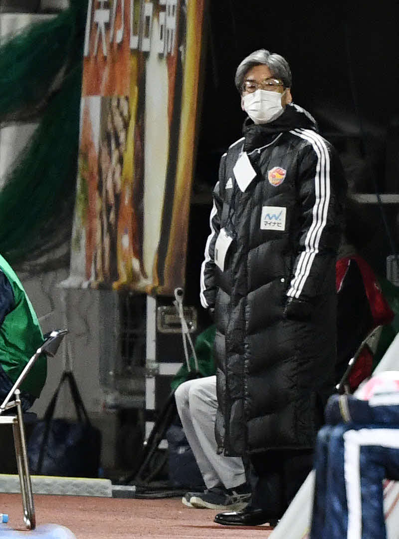 清水対仙台　試合を見つめる仙台の佐々木新社長（撮影・横山健太）