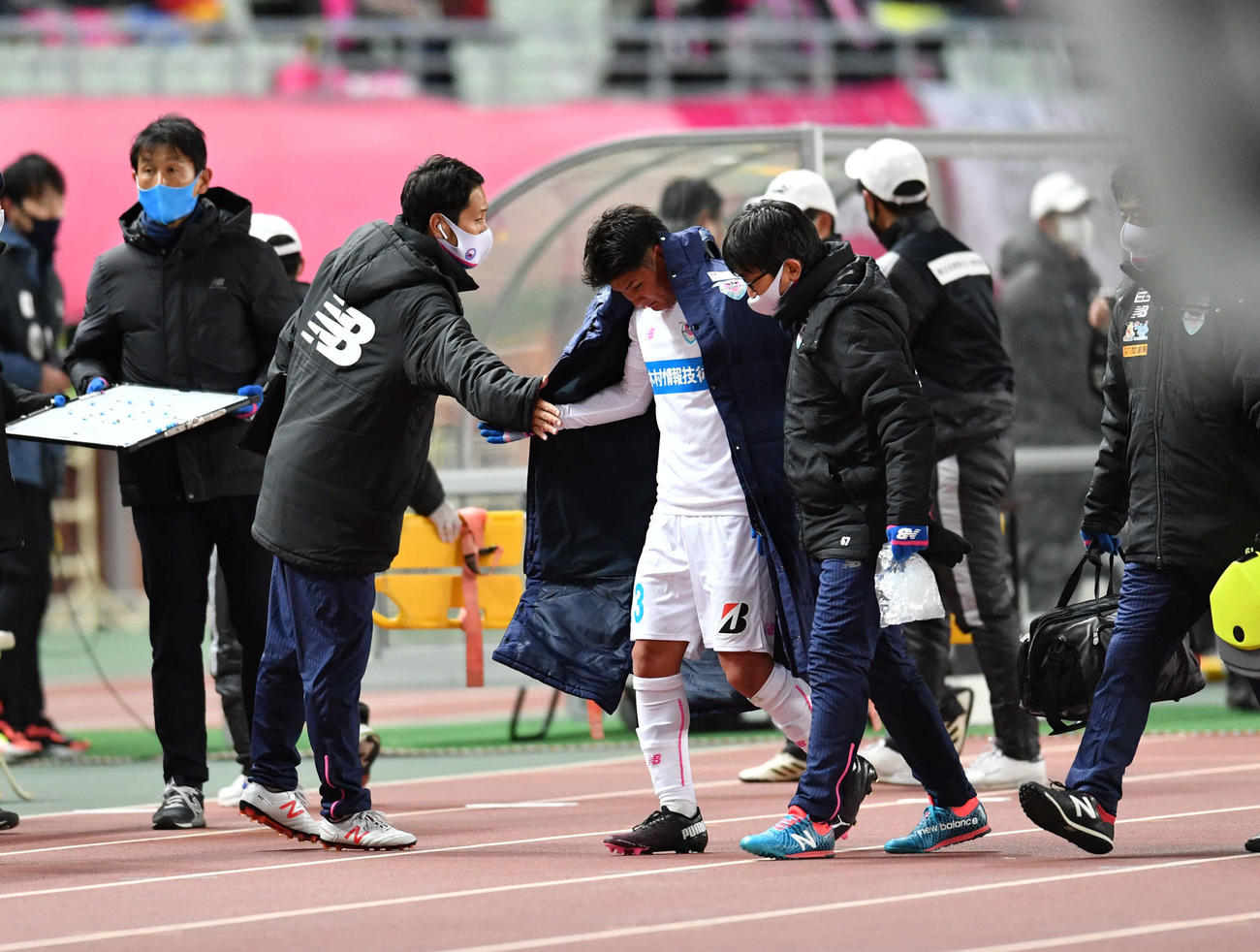 C大阪対鳥栖　前半、負傷交代した鳥栖FW本田風智（撮影・岩下翔太）