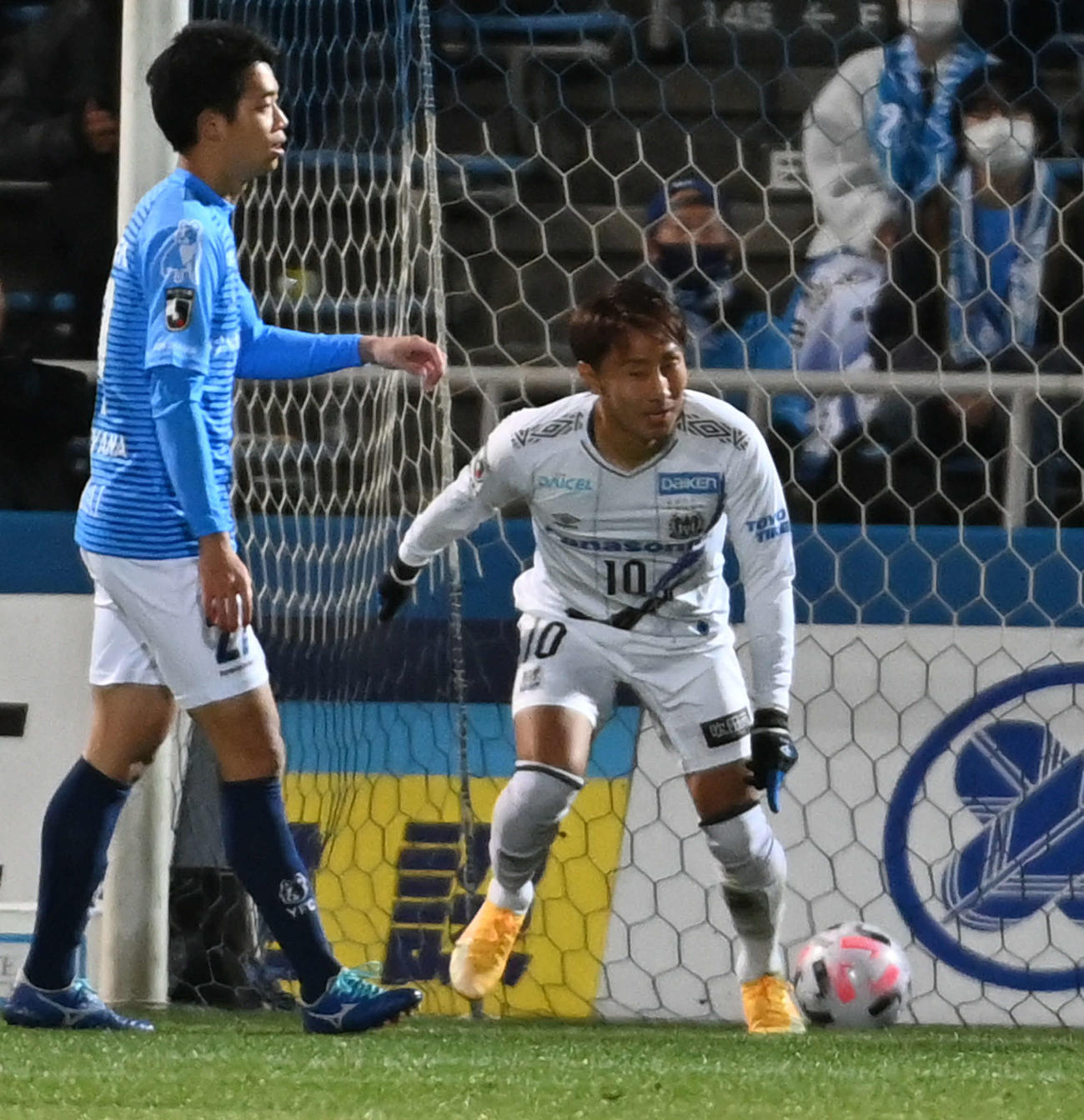 横浜FC対G大阪　前半、こぼれ球を決めて先制点を奪うG大阪MF倉田（右）（撮影・山崎安昭）