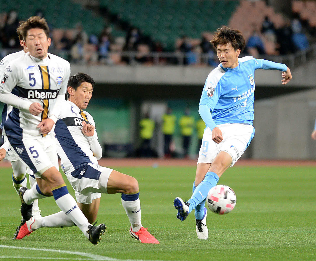 磐田FW小川航（右）が放ったシュートは、相手DFにブロックされる