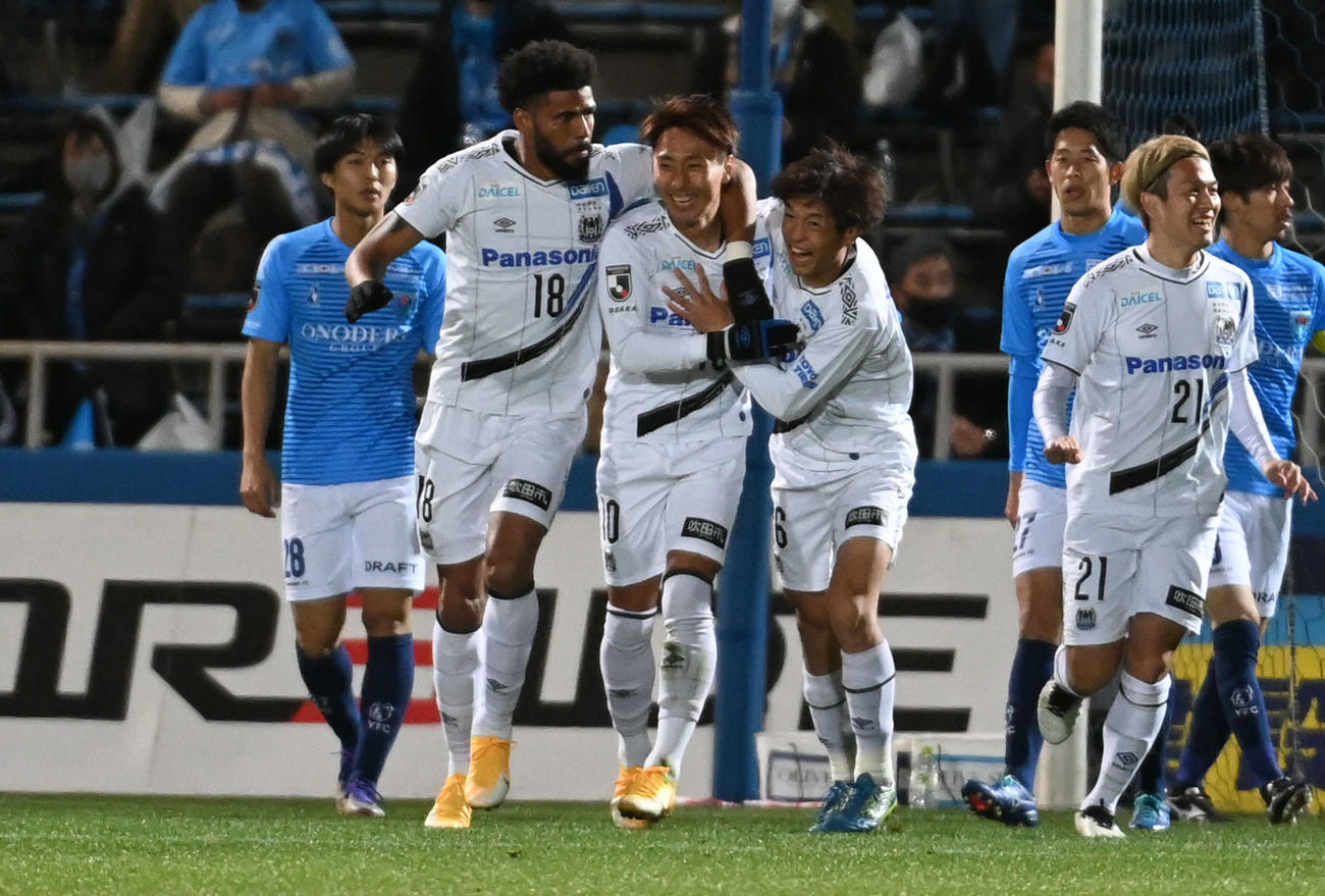 横浜FC対G大阪　前半、先制点を決めて笑顔のG大阪MF倉田（左から3人目）（撮影・山崎安昭）