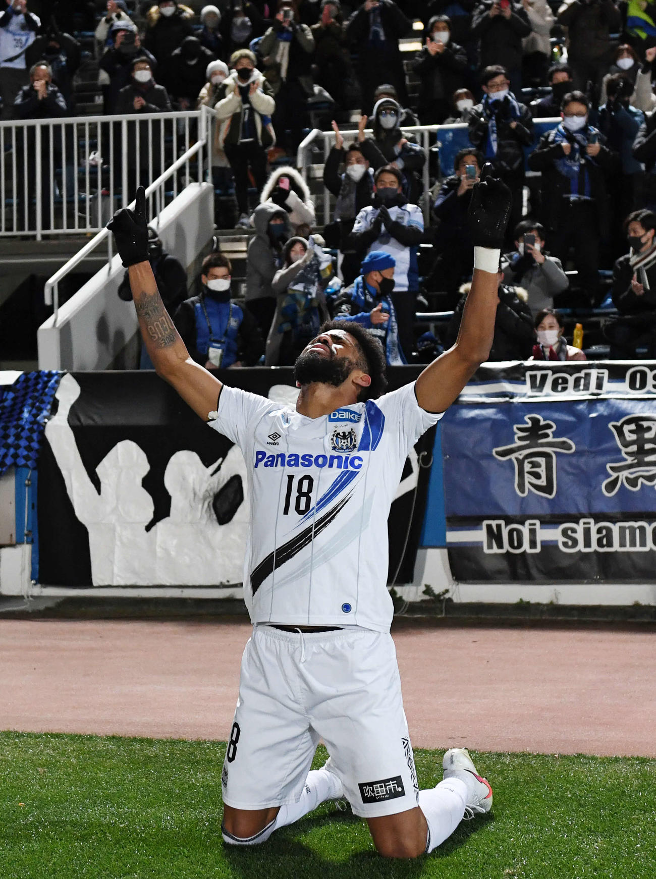 横浜FC対G大阪　後半、追加点を奪って夜空を見上げるG大阪FWパトリック（撮影・山崎安昭）