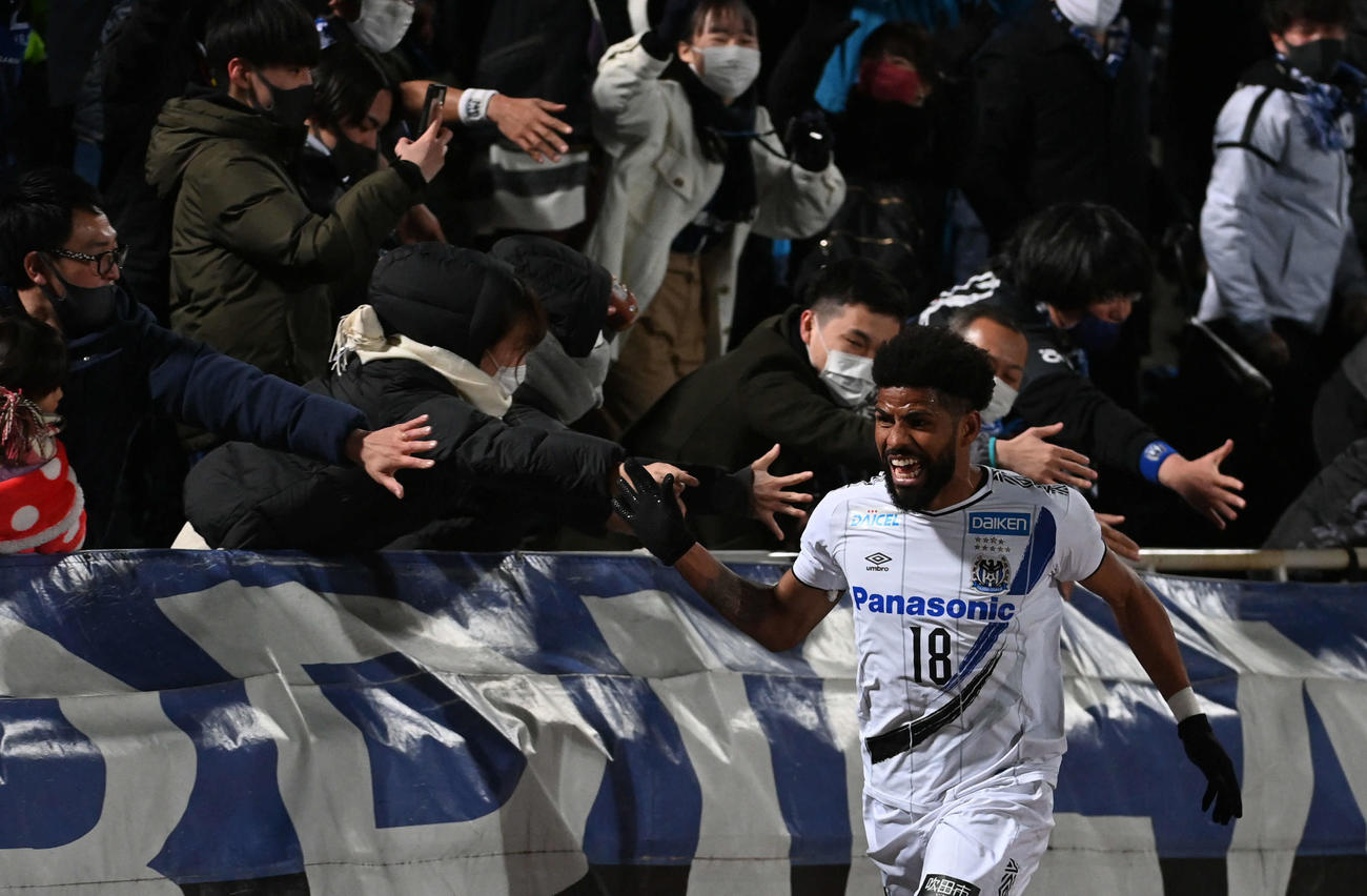 横浜FC対G大阪　後半、追加点を奪ったG大阪FWパトリックはサポーターと歓喜のタッチ（撮影・山崎安昭）
