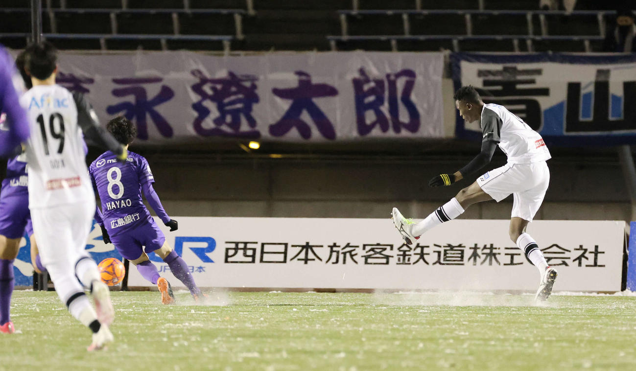 J1広島対柏　前半　先制ゴールを決める柏FWオルンガ（撮影・加藤孝規）